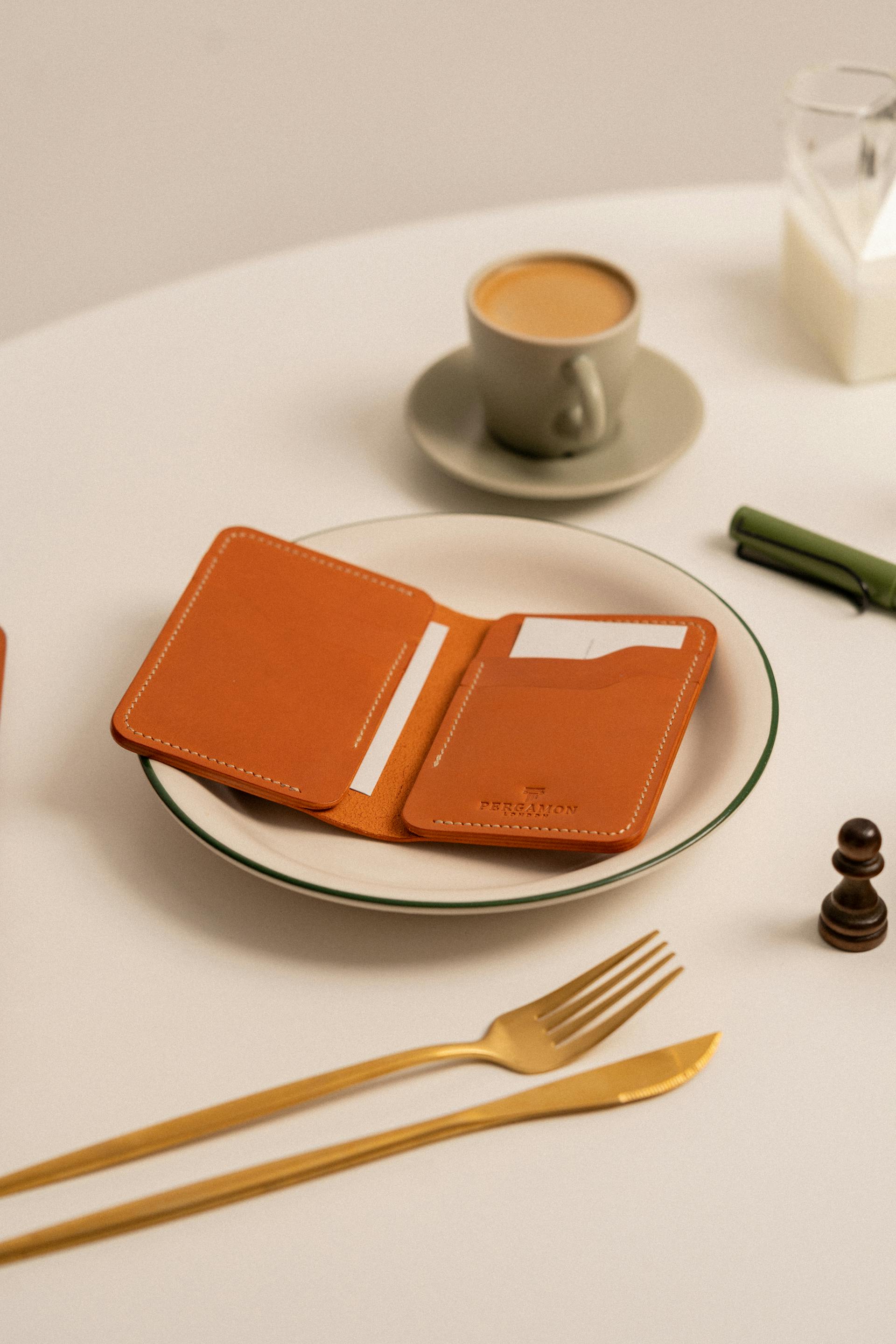 Estuche con la factura sobre la mesa de un restaurante | Fuente: Pexels