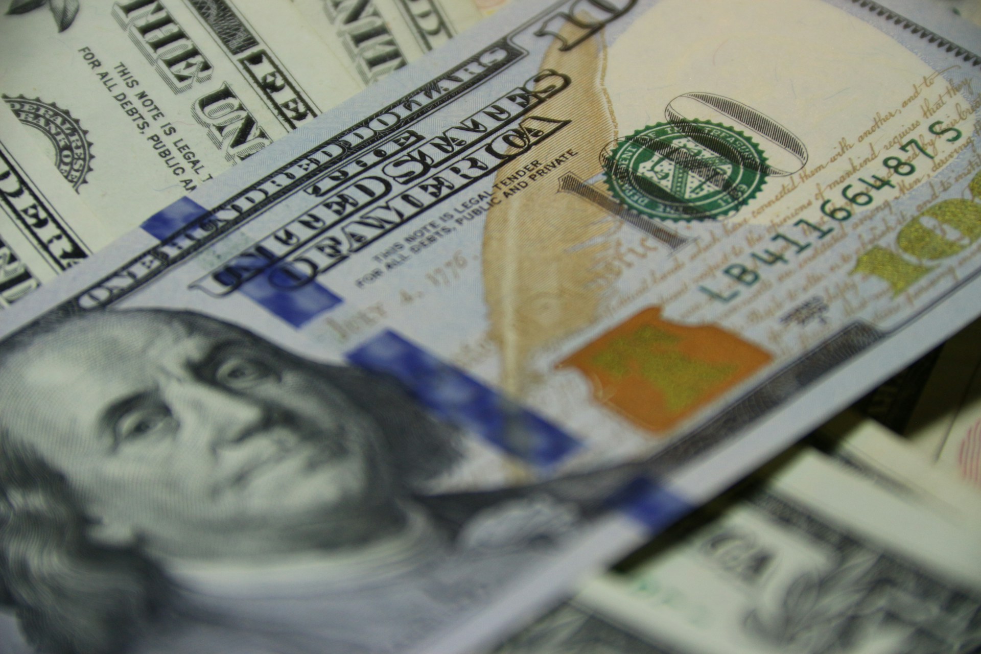 Primer plano de billetes de dólar | Fuente: Unsplash