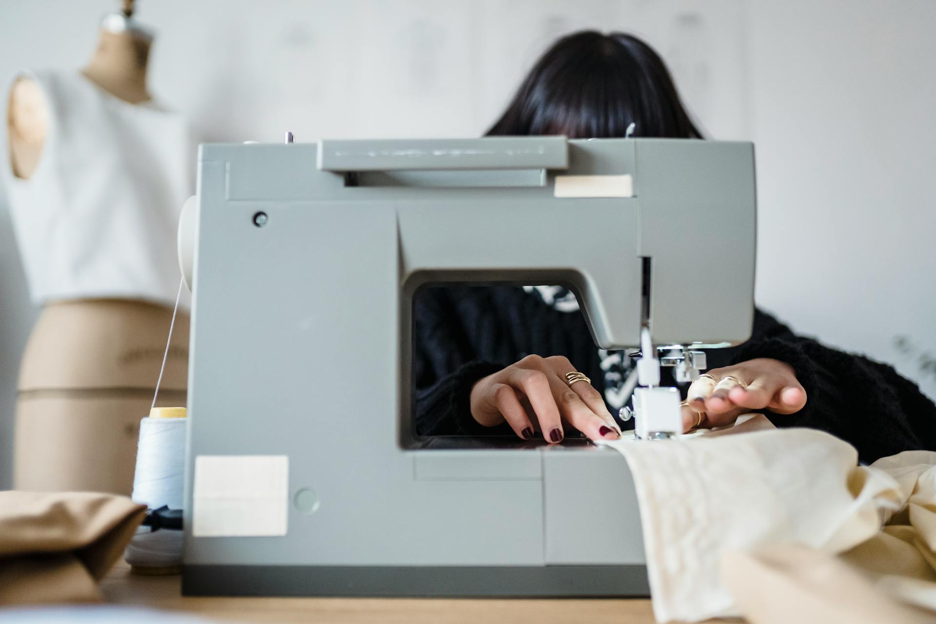 Una mujer cosiendo a máquina | Fuente: Pexels