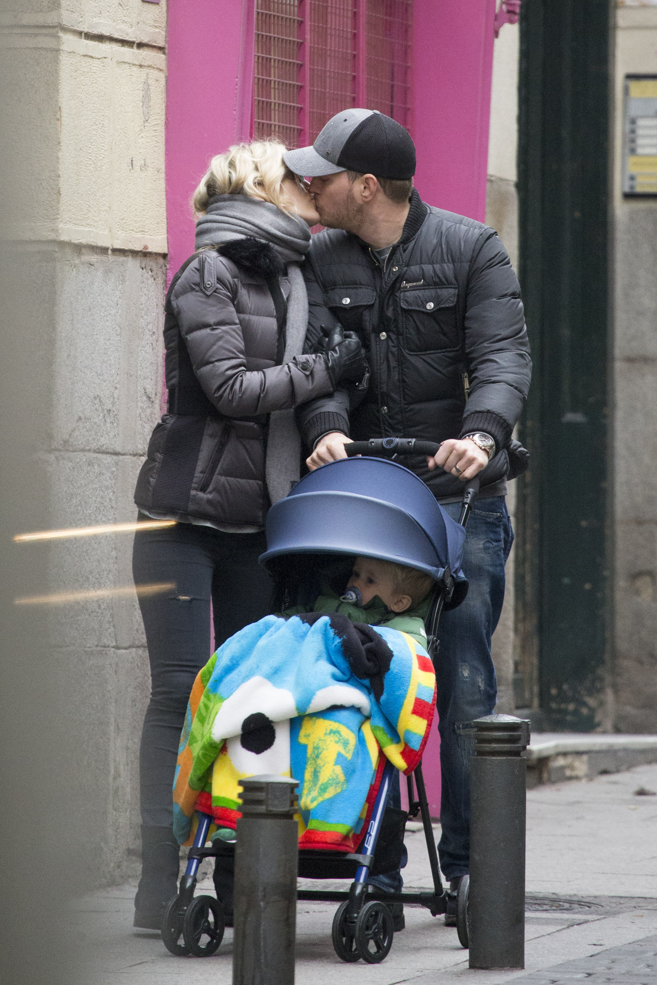 Michael Bublé y Luisana Lopilato son vistos paseando con su hijo Noah y disfrutando de un momento de convivencia en un parque infantil el 12 de febrero de 2015 en Madrid, España. | Fuente: Getty Images