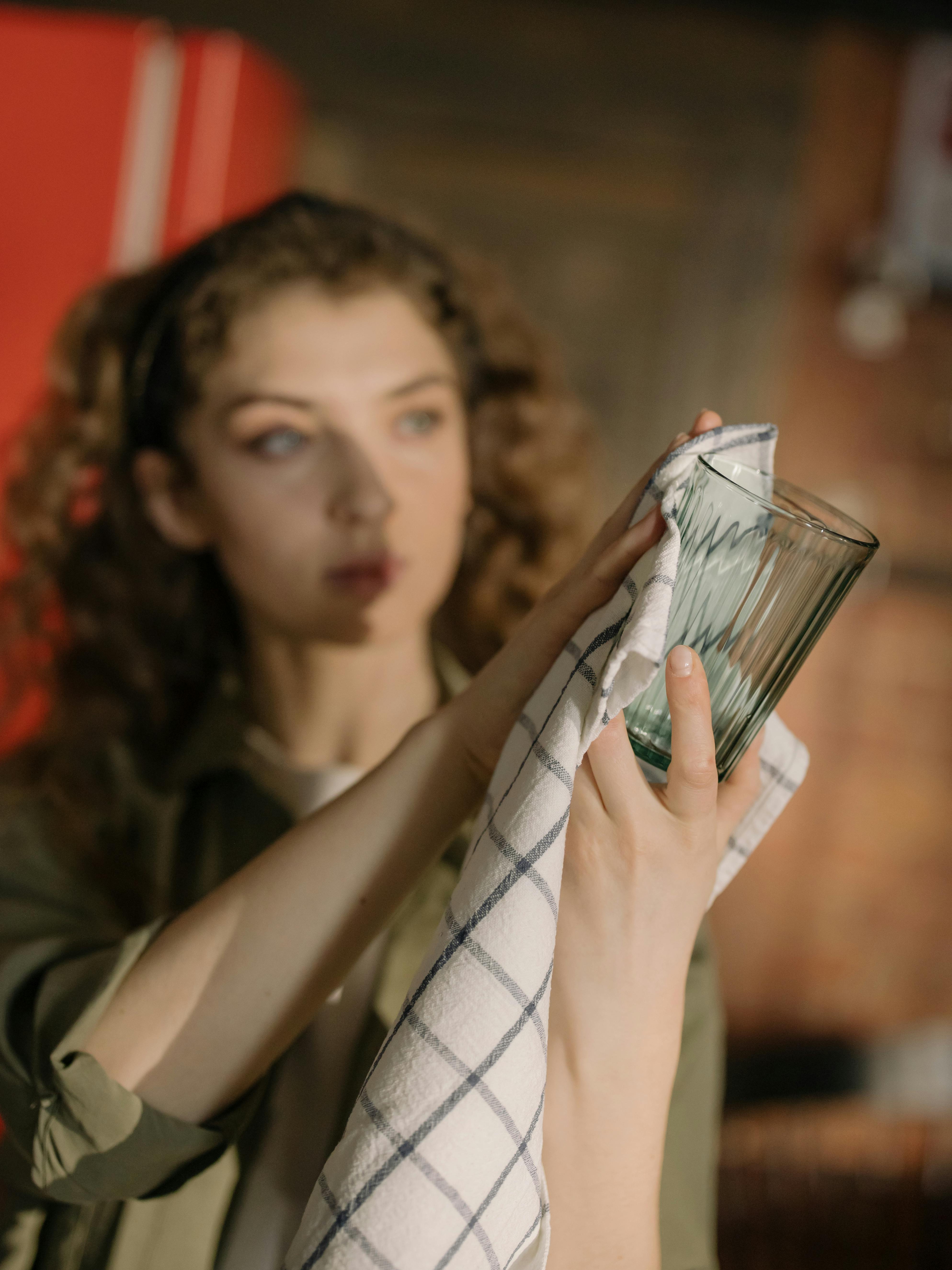 Una mujer lavando platos | Fuente: Pexels