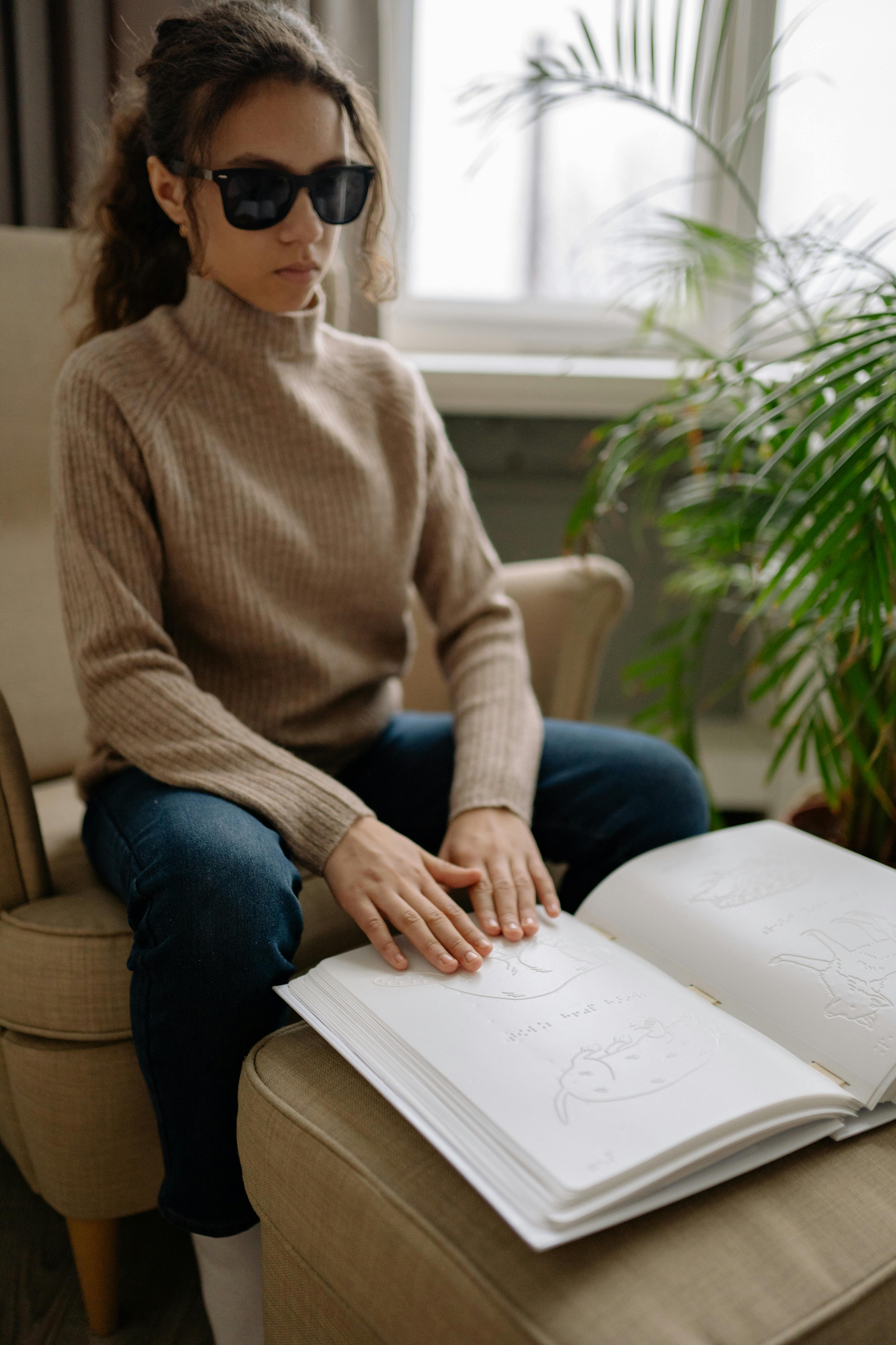 Una niña leyendo Braille | Fuente: Pexels