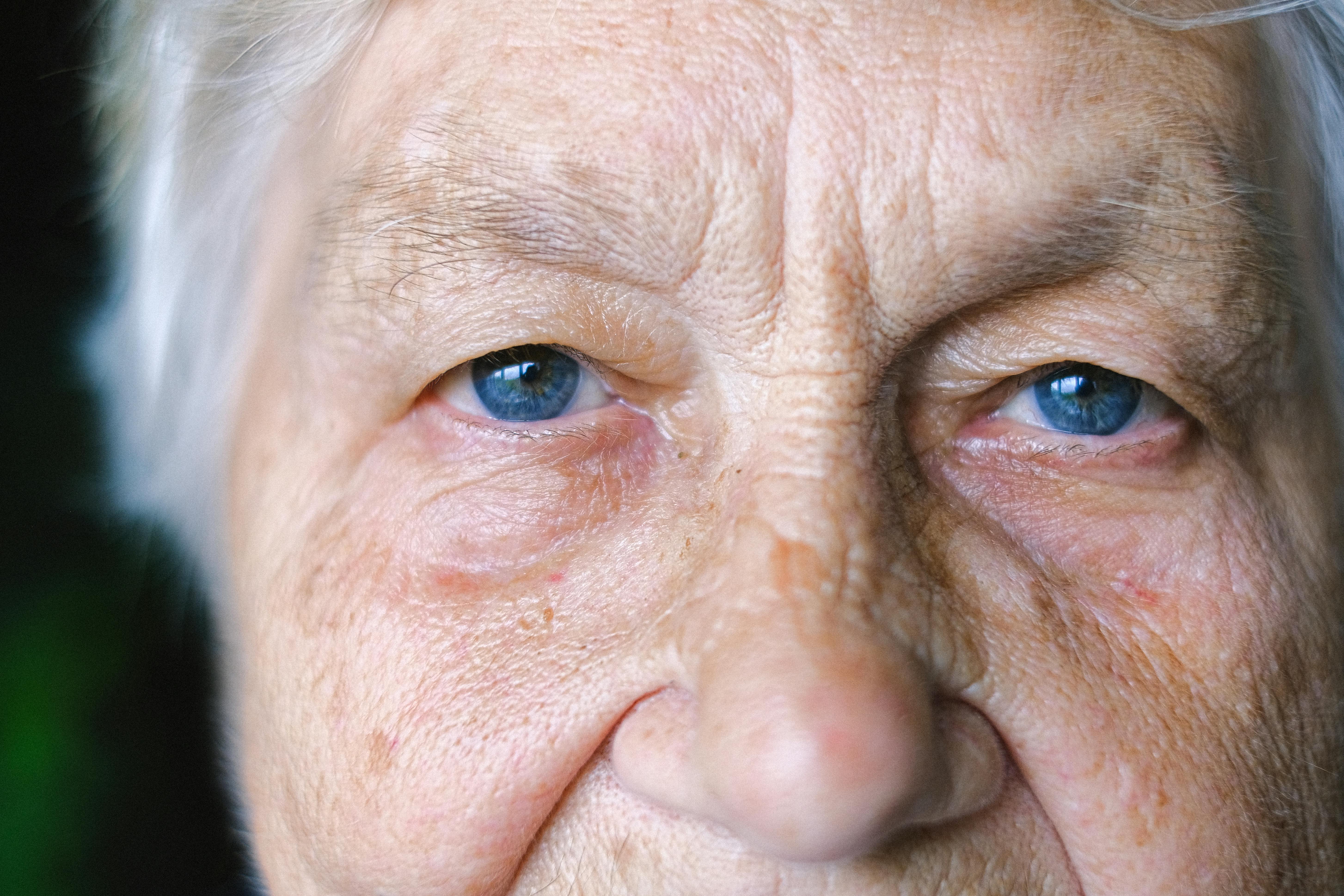 Mujer mayor triste mirando al frente | Fuente: Pexels