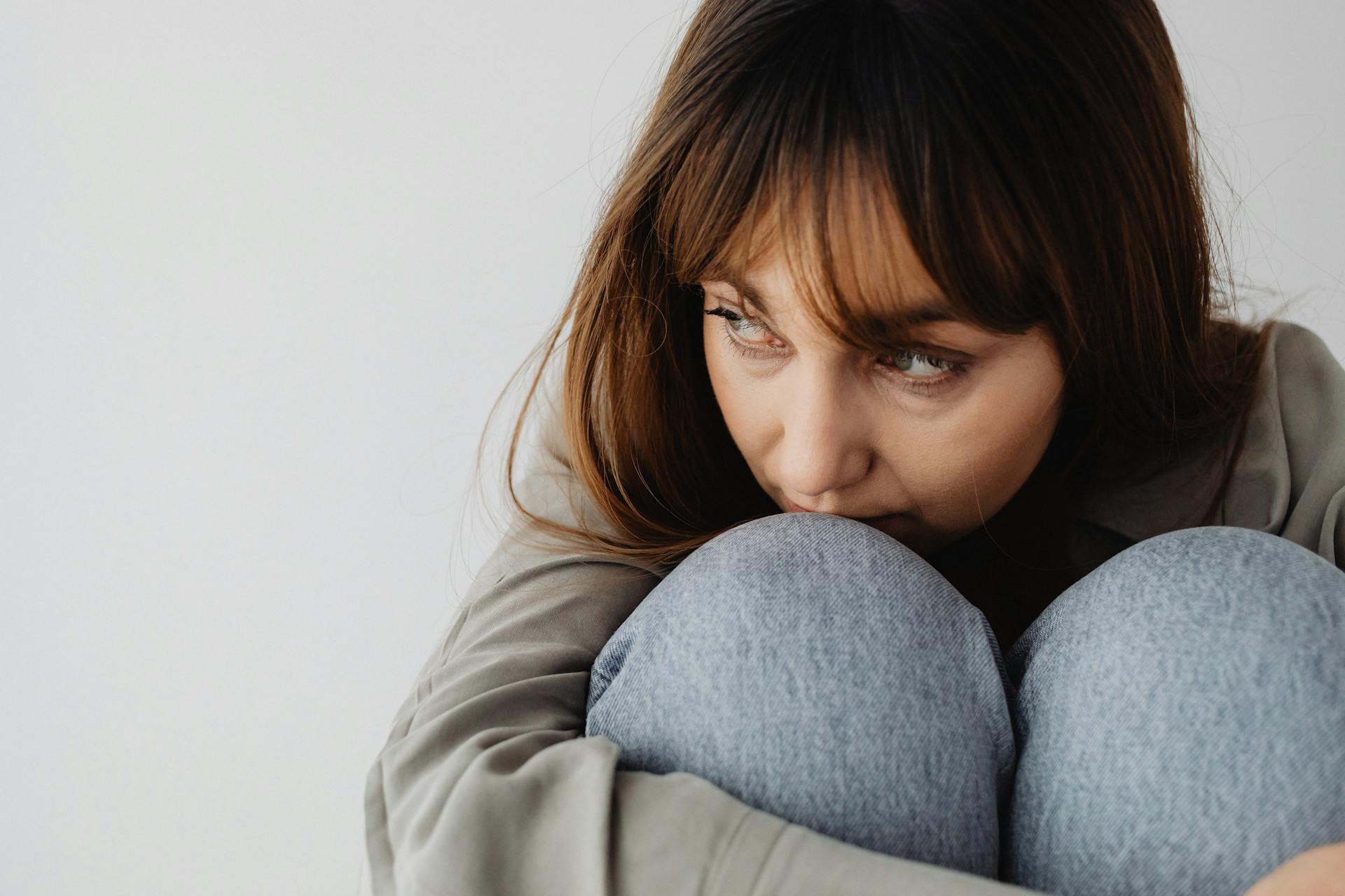 Una mujer triste y reflexiva | Fuente: Pexels