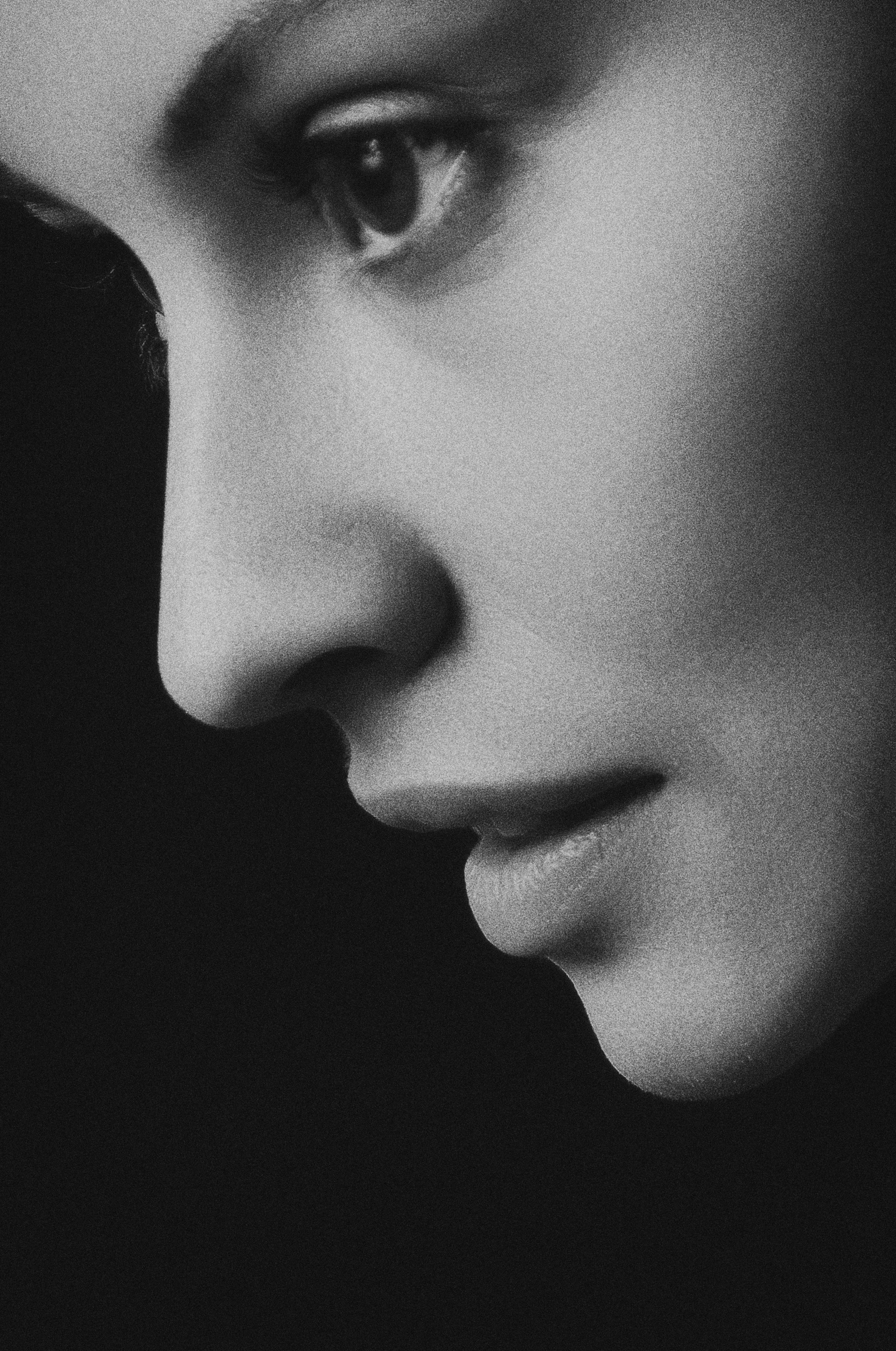 Una mujer con mirada pensativa | Fuente: Unsplash