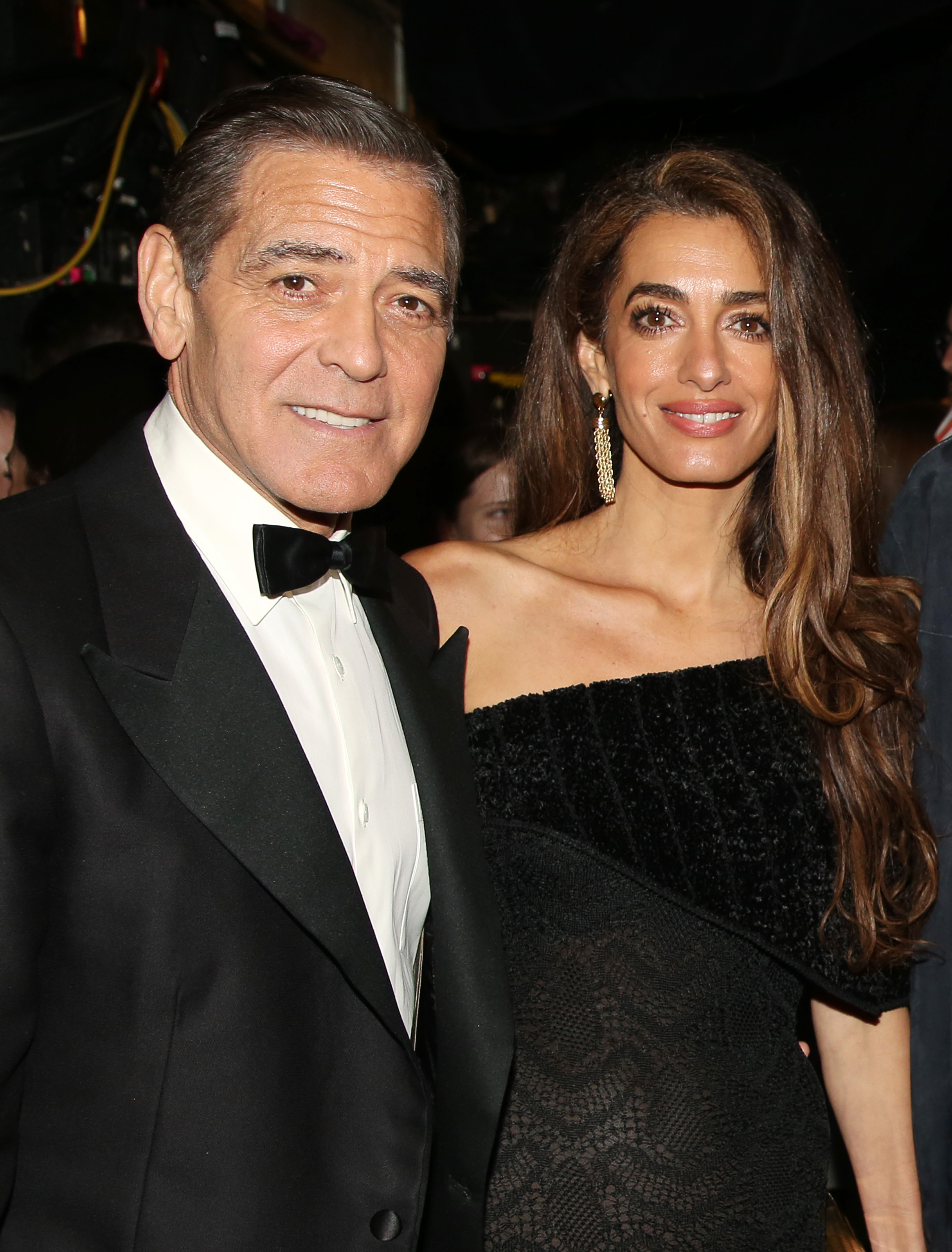 George Clooney y Amal Clooney posan entre bastidores de la exitosa obra "Good Night, and Good Luck" en Broadway, en el teatro Winter Garden, el 29 de mayo de 2025 en la ciudad de Nueva York | Fuente: Getty Images