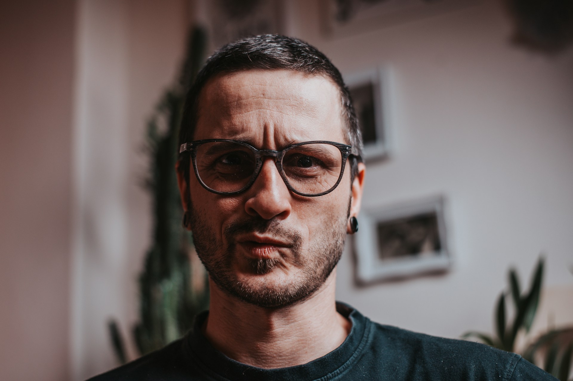 Un hombre haciendo una mueca | Fuente: Unsplash