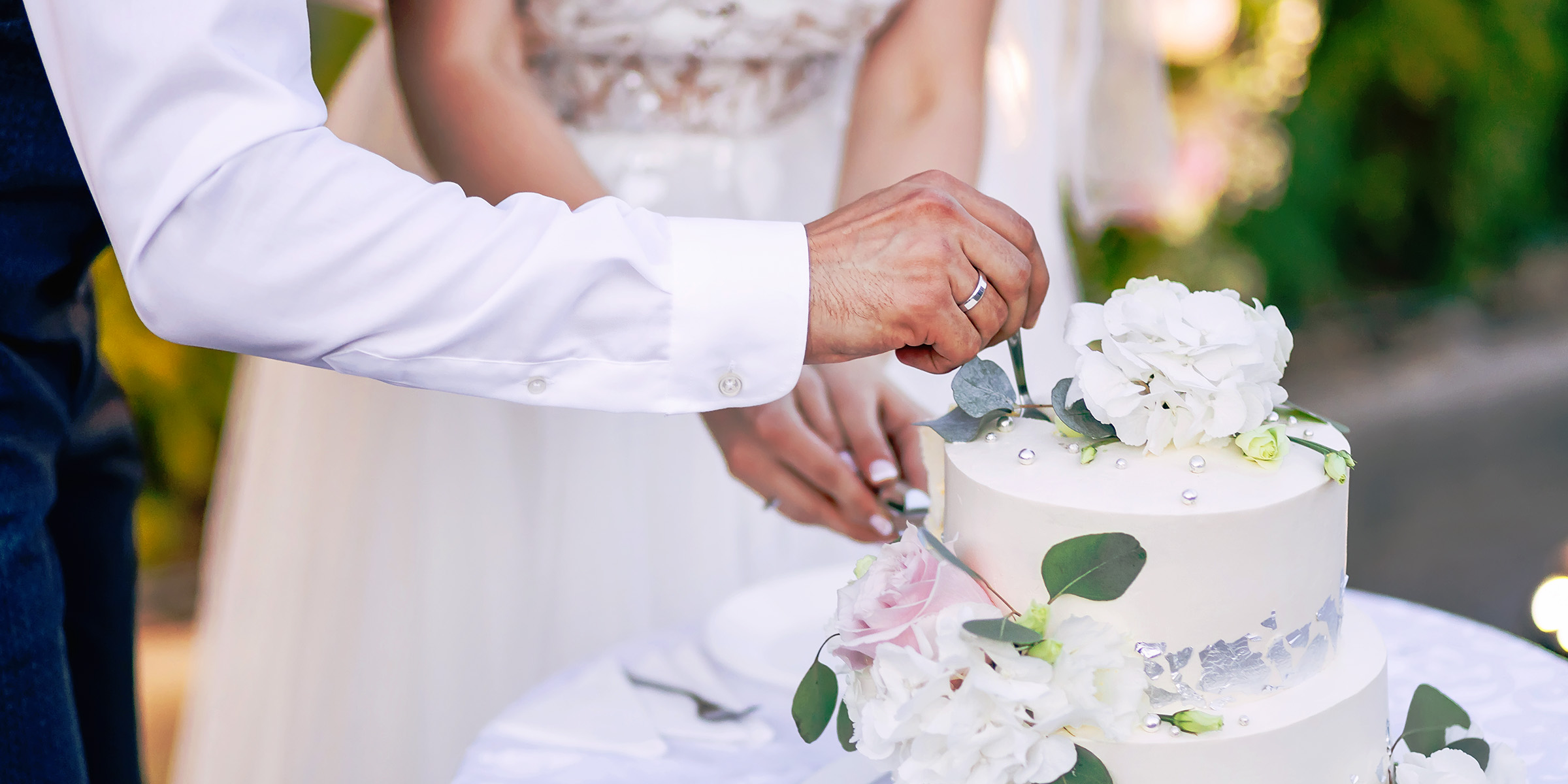 Una pareja disfrutando de su pastel de boda | Fuente: Shutterstock