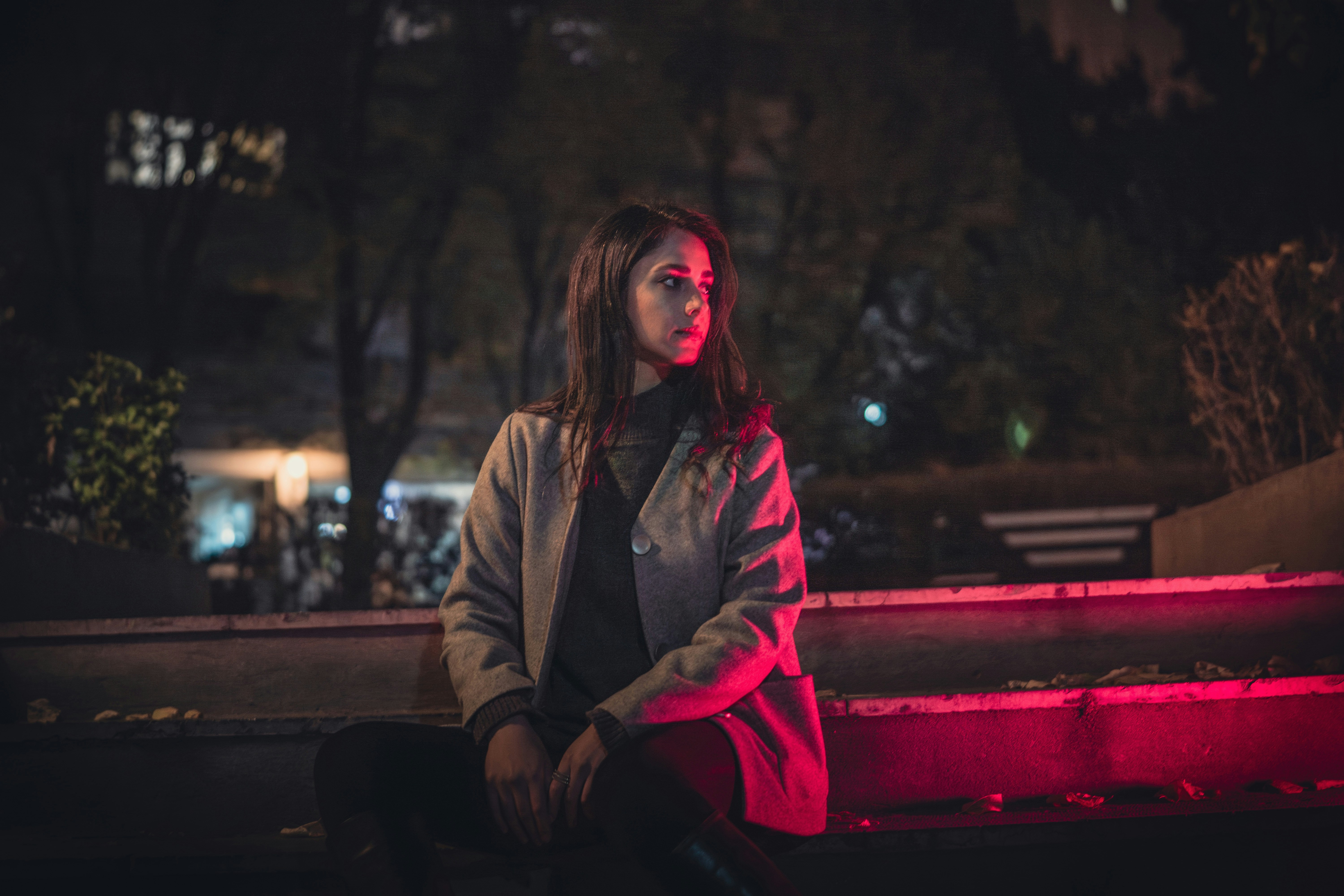 Una mujer sentada en un banco | Fuente: Unsplash