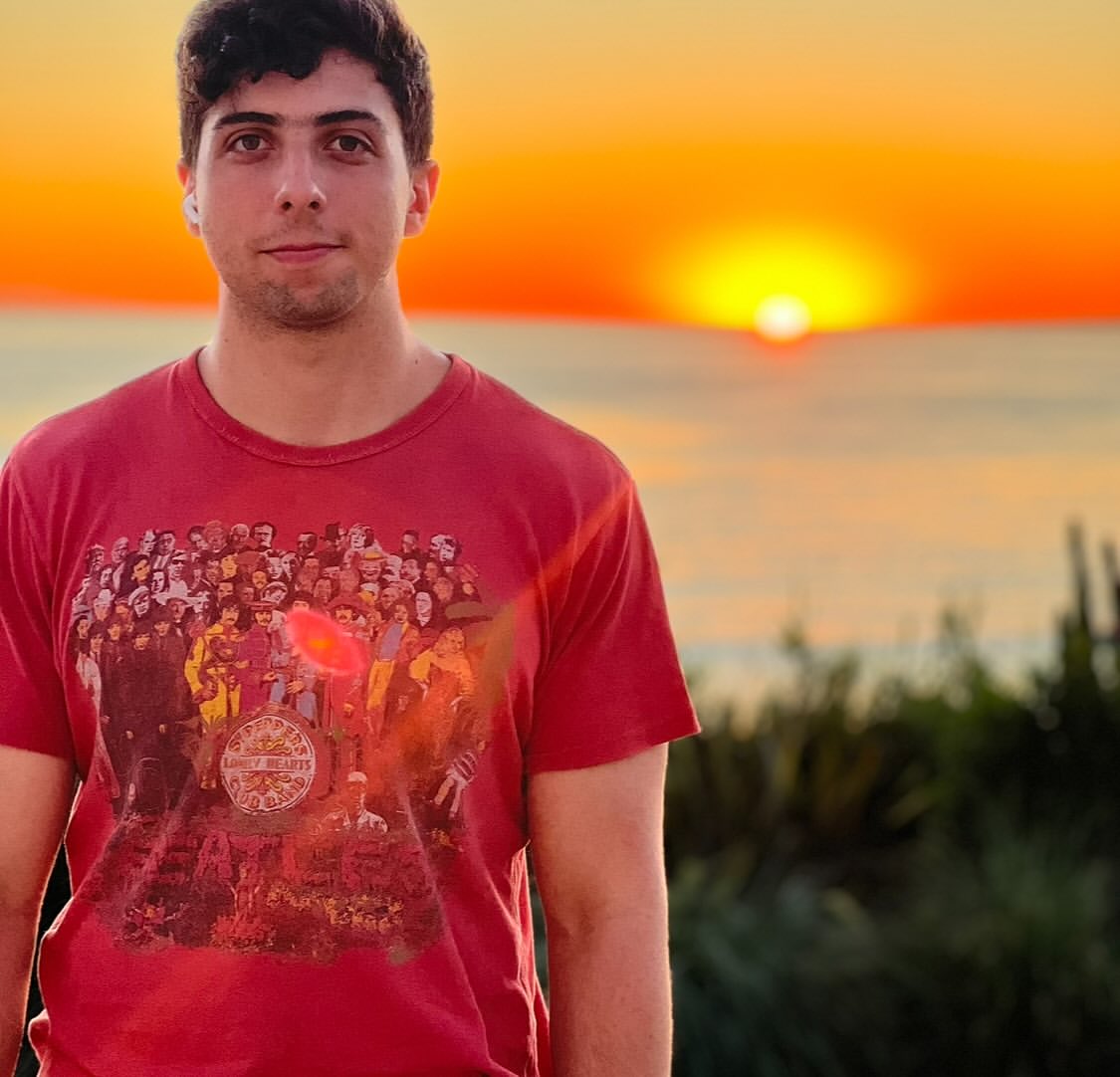 Rocco Gastaldi posando con un atardecer al fondo | Fuente: Instagram/soymarcelatinayre