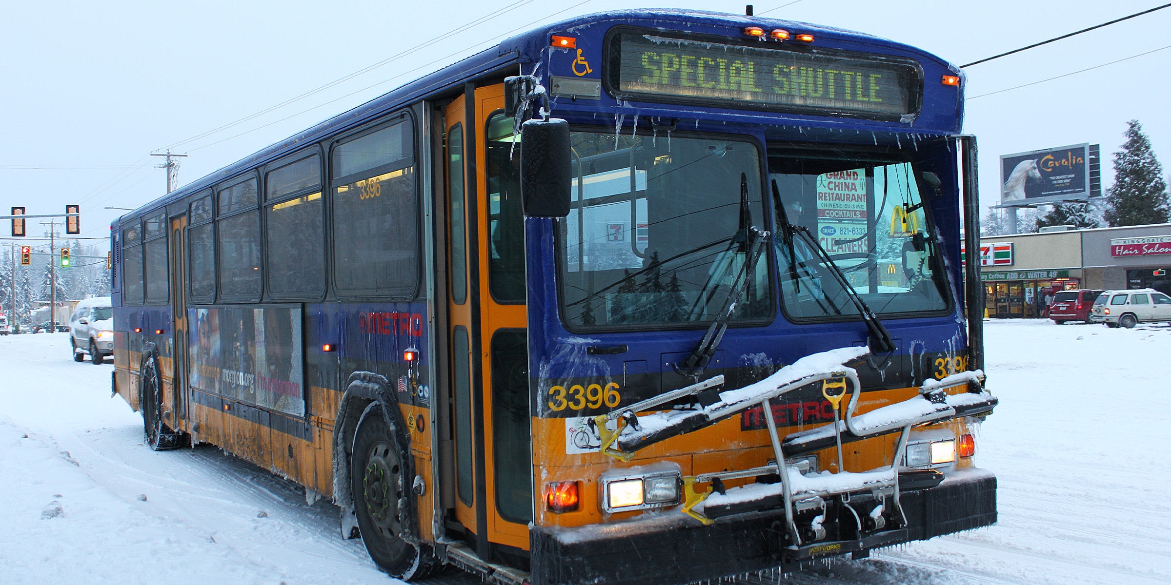 Un autobús en una calle nevada | Fuente: Flickr