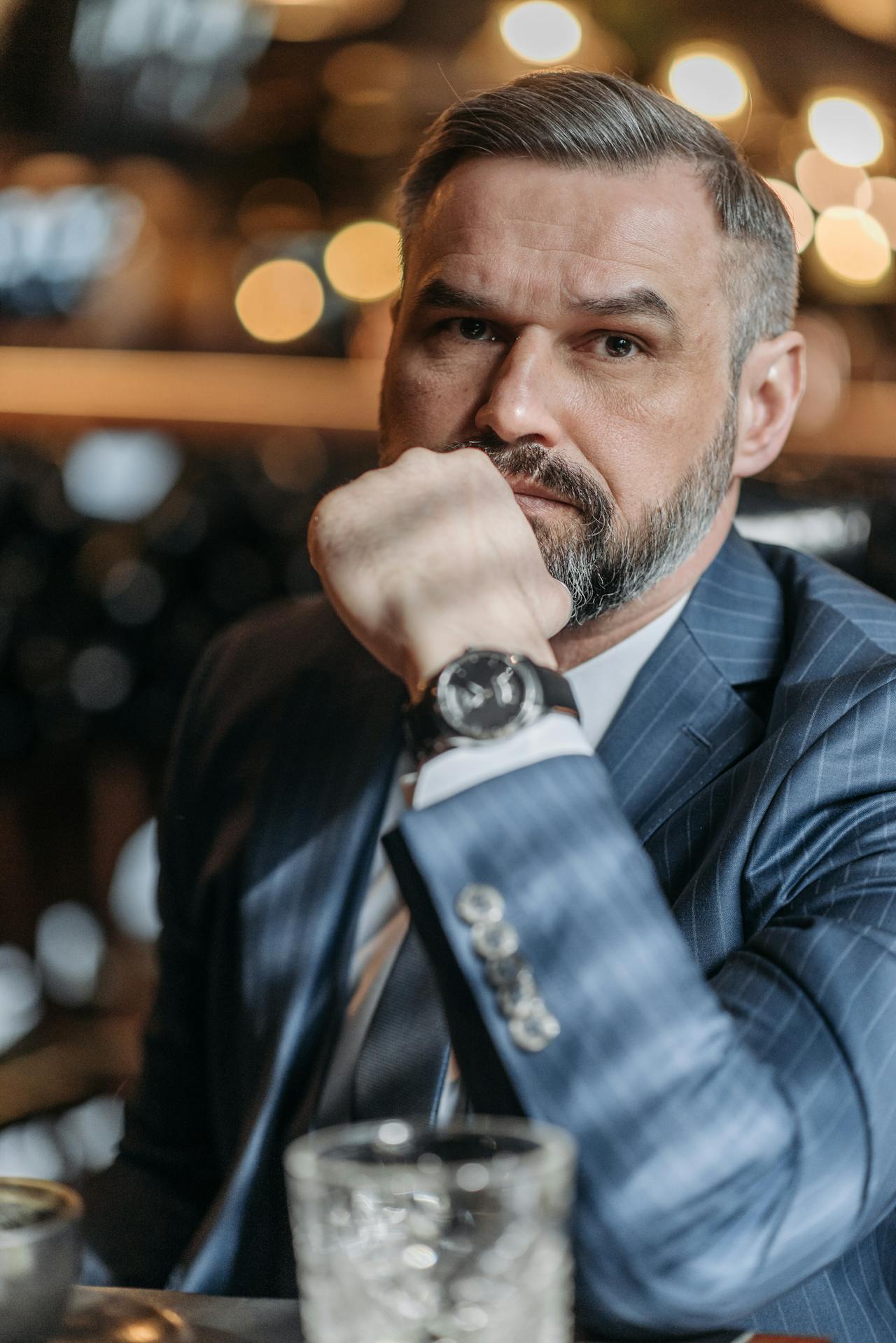 Un elegante hombre de negocios con traje | Fuente: Pexels