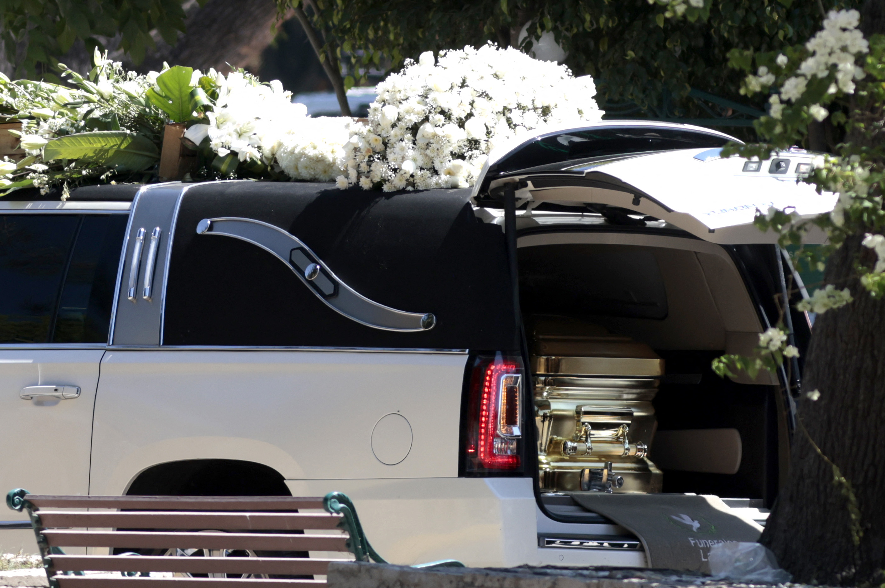 El coche fúnebre de Nemesio "El Mencho" Oseguera en el cementerio Recinto de la Paz en Zapopan, estado de Jalisco, México, el 2 de marzo de 2026. | Fuente: Getty Images.