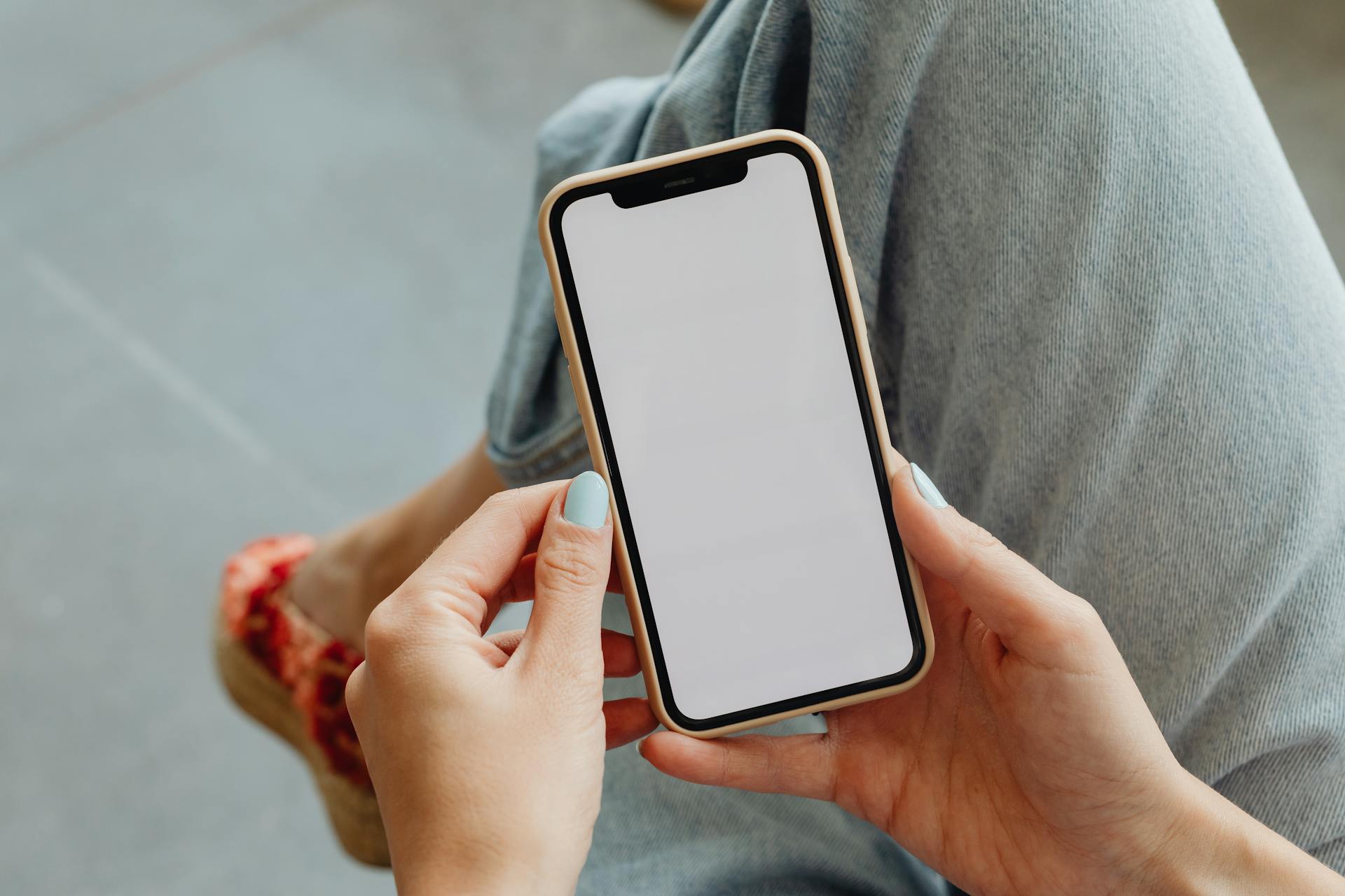 Primer plano de una mujer mirando su teléfono | Fuente: Pexels