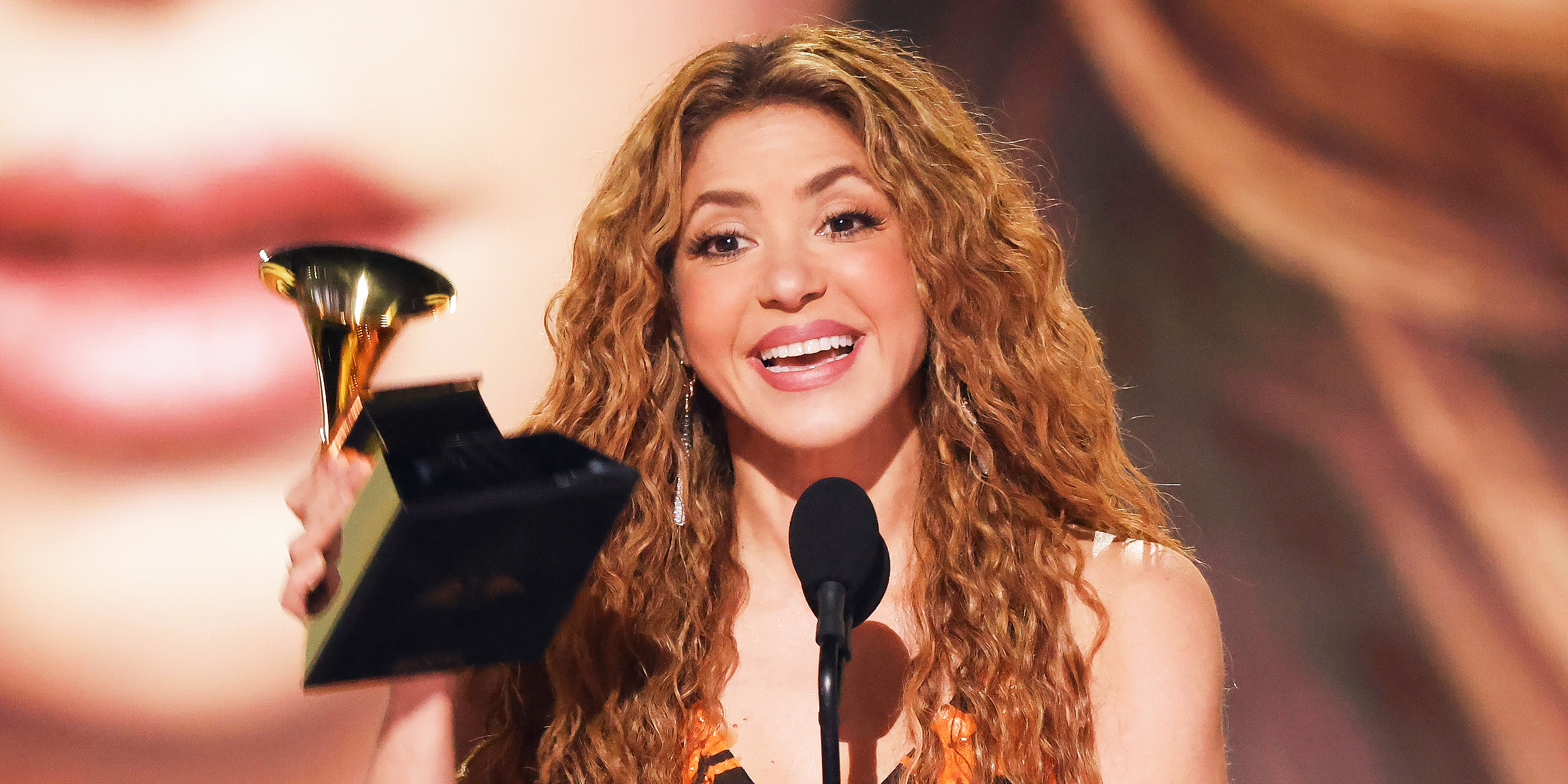 Shakira con su premio Grammy | Fuente: Getty Images