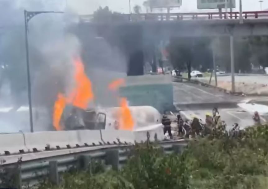 Imagen de las llamas provocadas por la explosión | Fuente: YouTube.com/elheraldodemexico