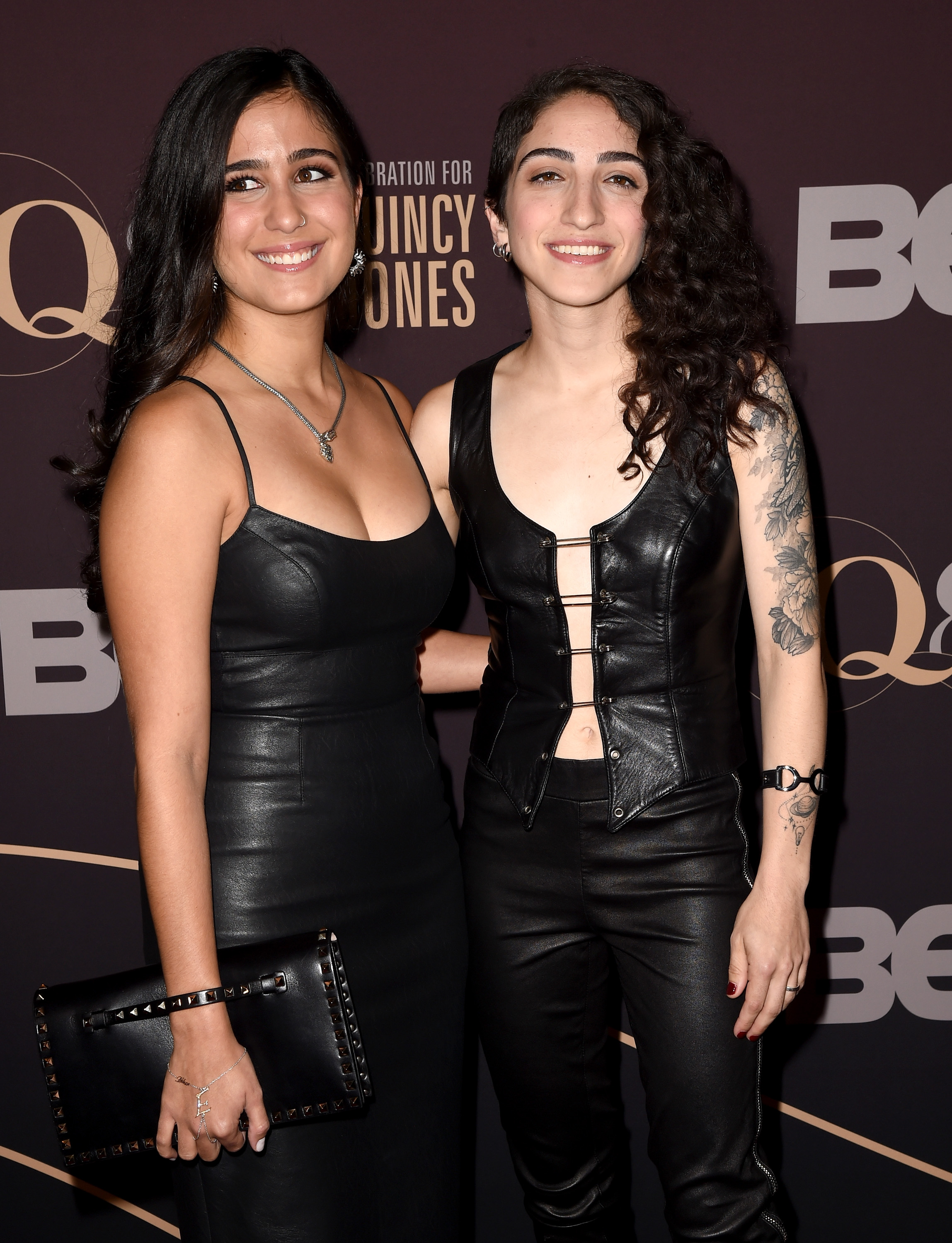 Gemeny Hernández (izq.) y Emily Estefan llegan a Q85: Una celebración musical para Quincy Jones en el Teatro Microsoft el 25 de septiembre de 2018 en Los Ángeles, California. | Fuente: Getty Images