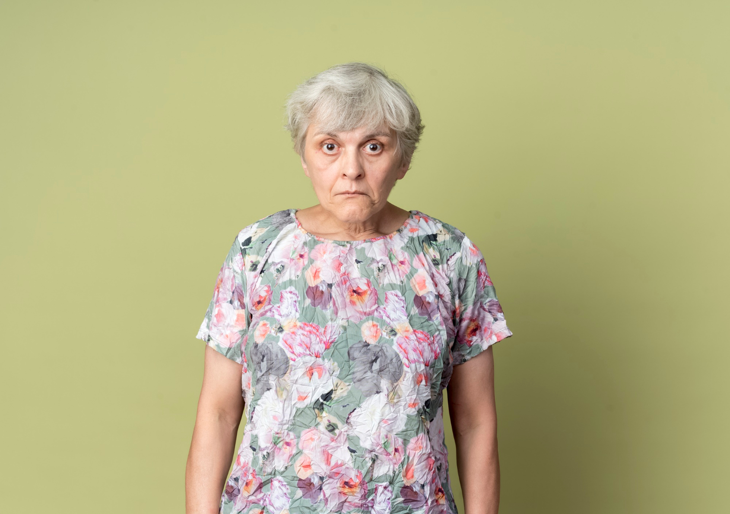 Una anciana aturdida | Fuente: Freepik