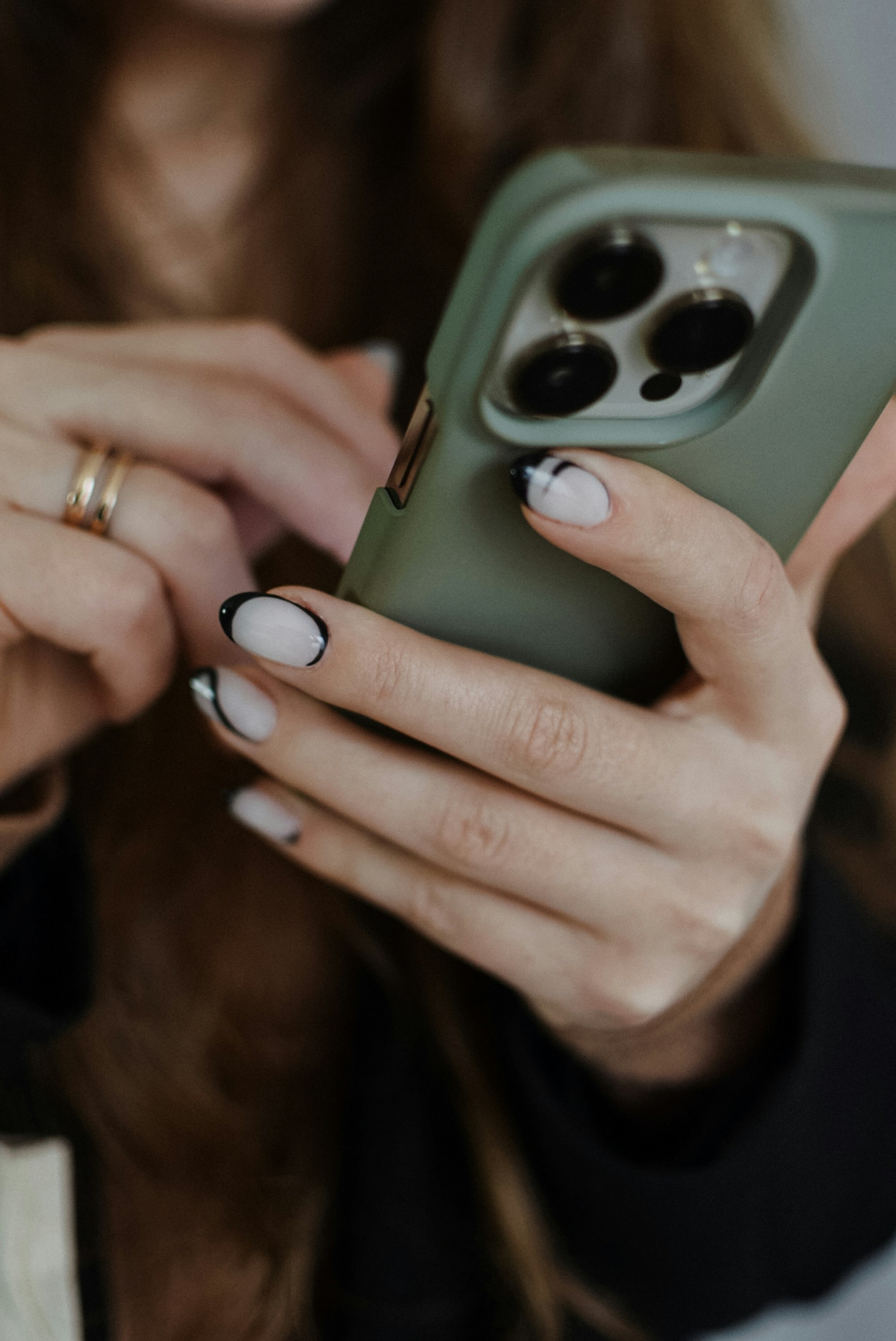 Primer plano de una mujer usando su teléfono | Fuente: Unsplash