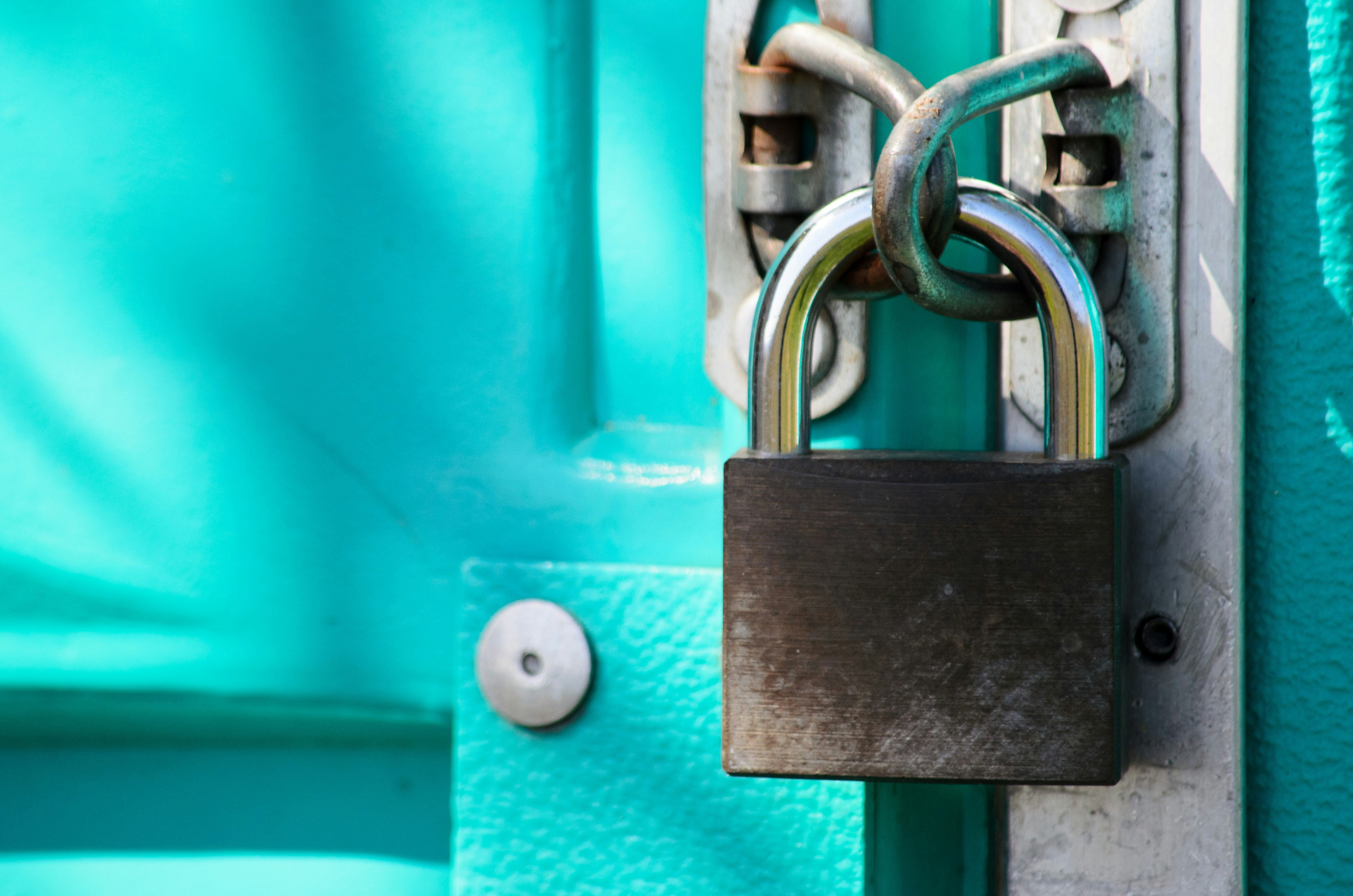 Un candado en una puerta | Fuente: Unsplash