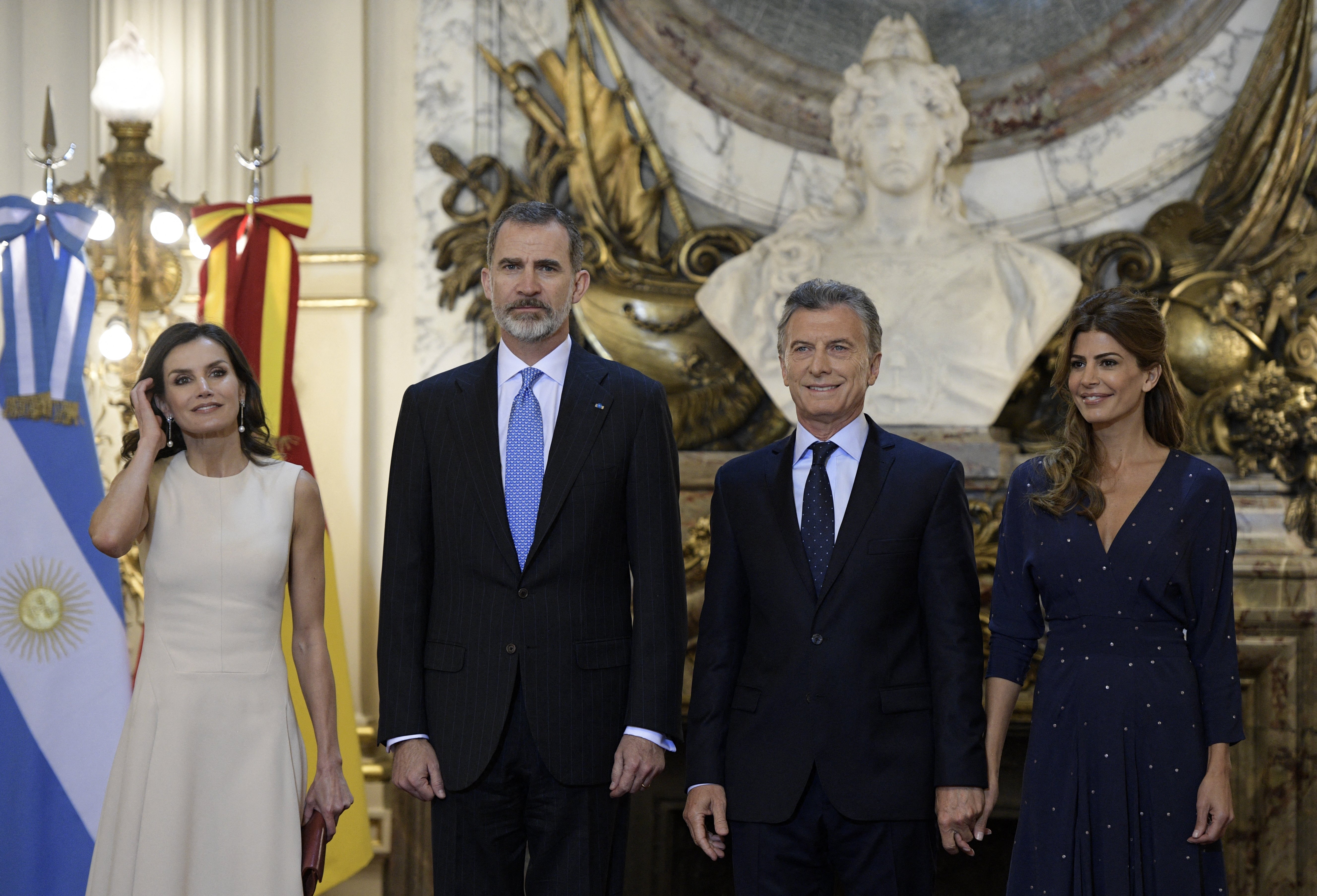 El rey Felipe VI, la reina Letizia, el presidente de Argentina, Mauricio Macri, y su esposa, la primera dama Juliana Awada, posan para fotografías durante la ceremonia de bienvenida en el Palacio Presidencial Casa Rosada en Buenos Aires el 25 de marzo de 2019. | Fuente: Getty Images