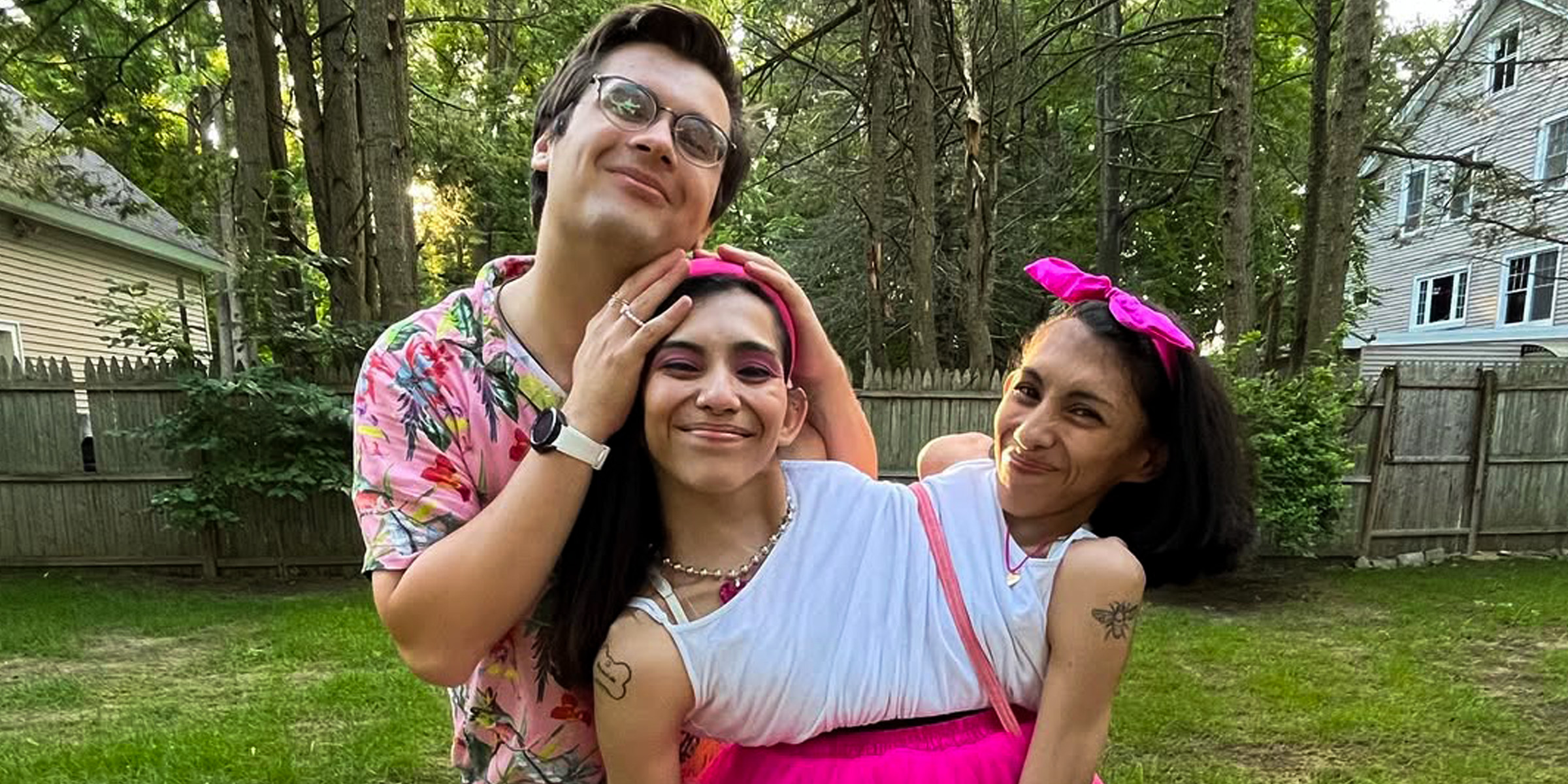 Las gemelas siamesas Carmen y Lupita Andrade junto a Daniel McCormack | Fuente: instagram.com/carmen_soland