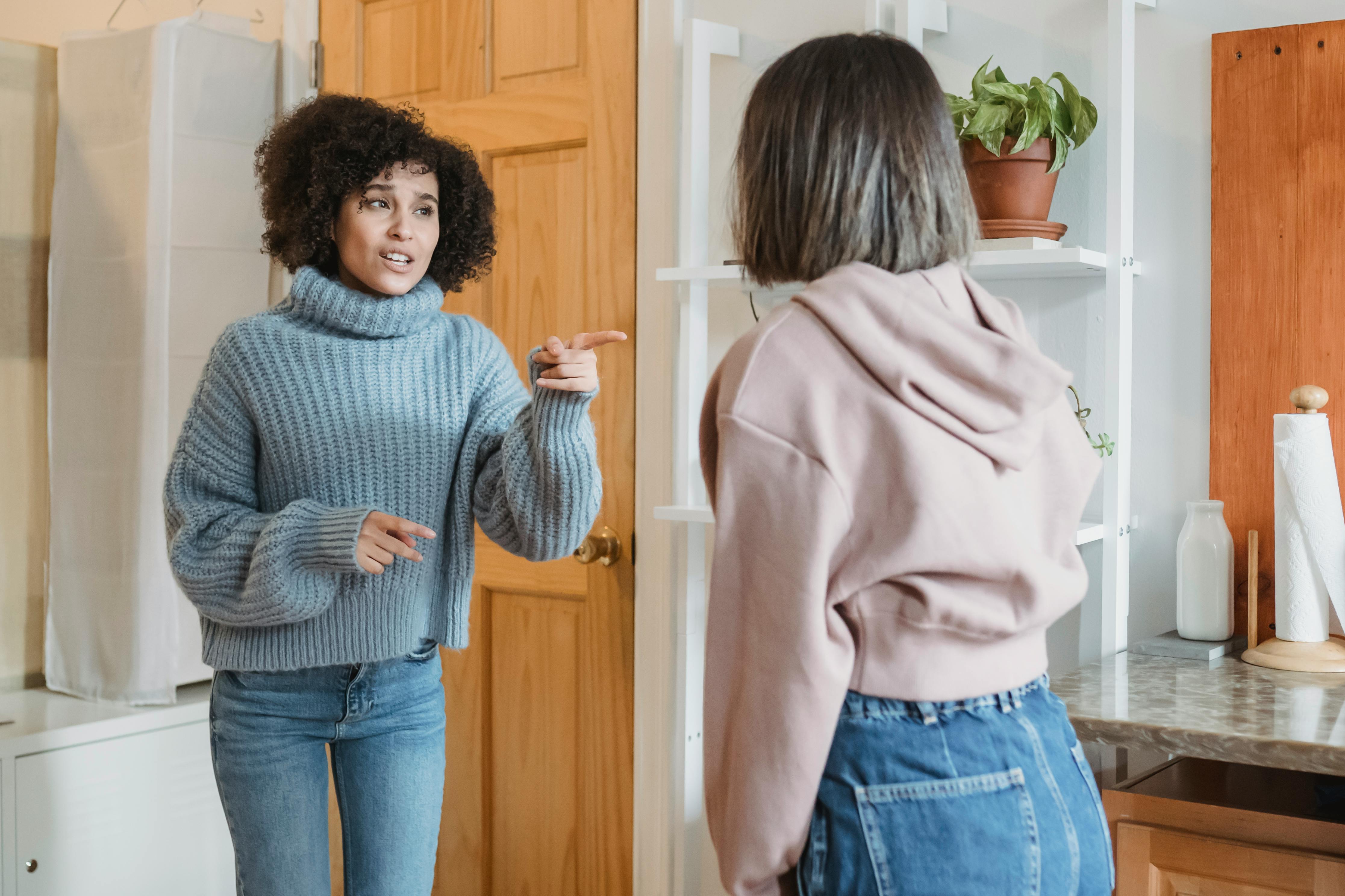 Una mujer señala con el dedo a otra durante una discusión | Fuente: Pexels