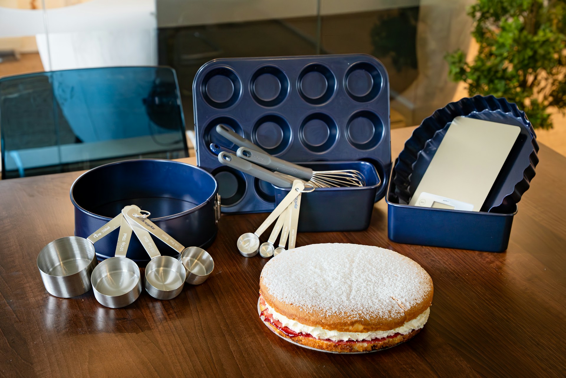 Elementos esenciales de repostería sobre una mesa | Fuente: Unsplash