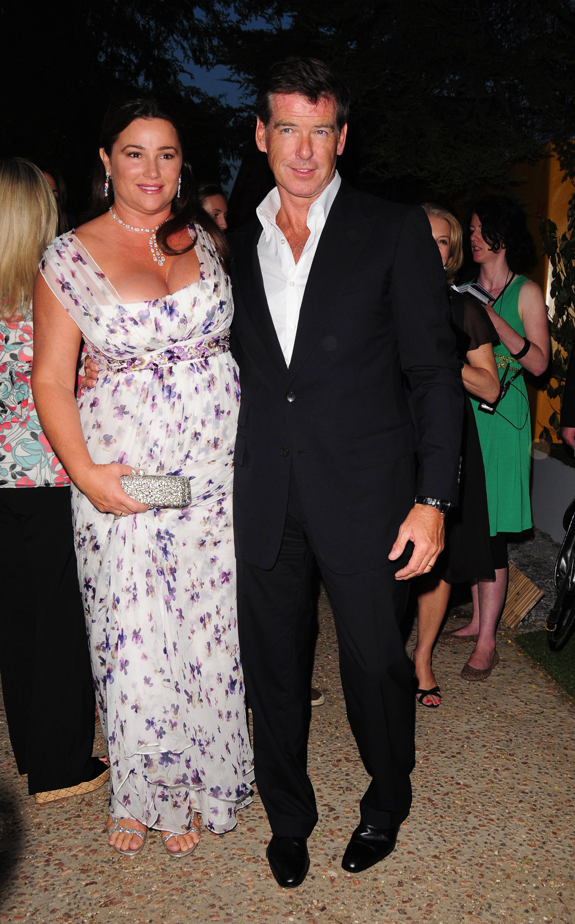 Keely siguió acompañando a Pierce durante la promoción de su película musical "Mamma Mia!" más adelante ese mismo año, incluyendo apariciones en Londres. | Fuente: Getty Images
