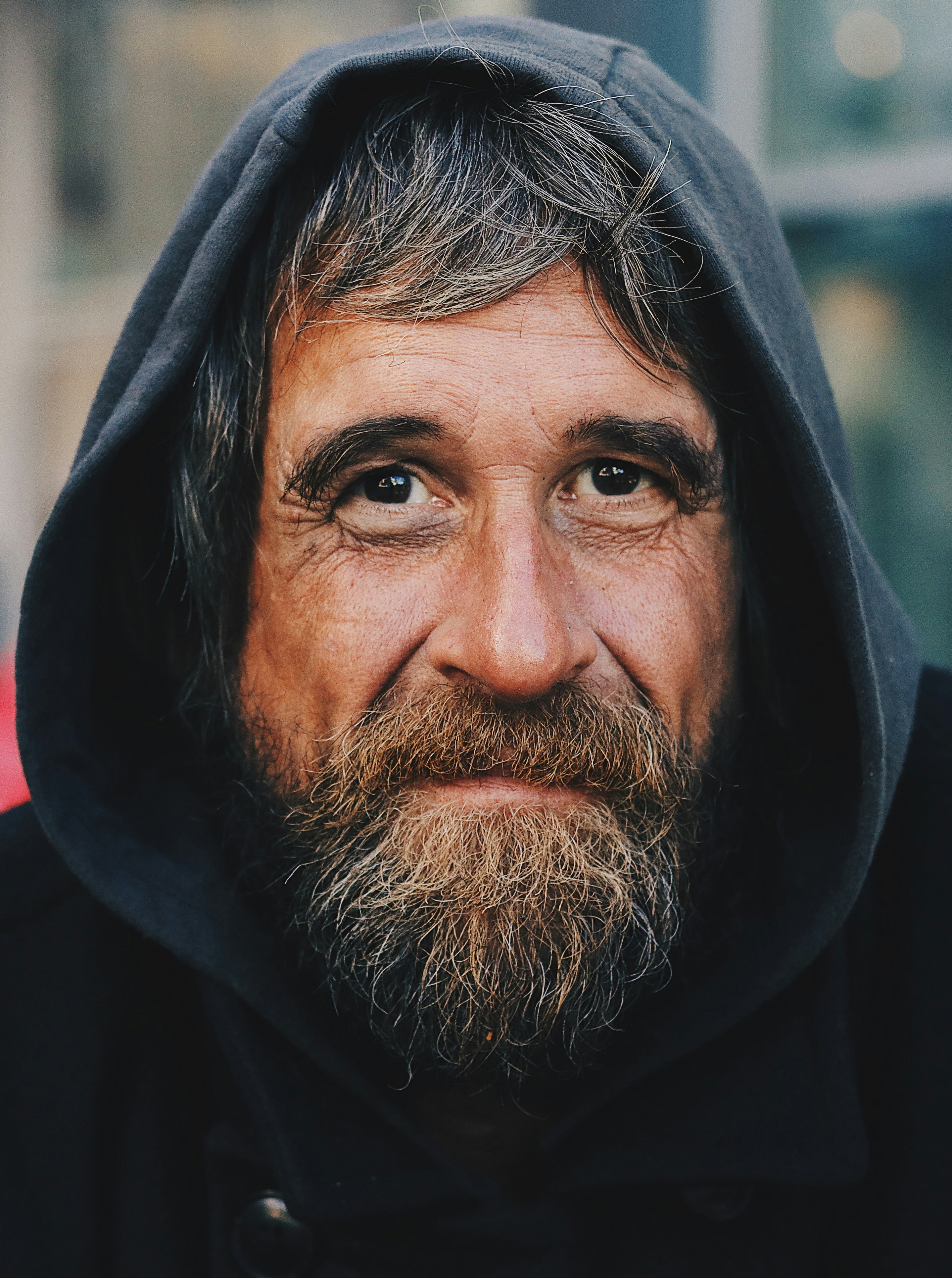 Un hombre sonriendo tímidamente | Fuente: Unsplash