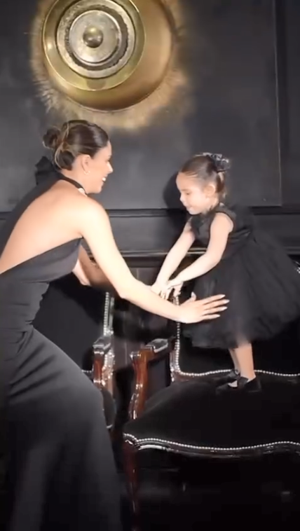 Barby Franco y su hija Sarah Burlando posando con sus vestidos negros | Fuente: Instagram/barbaritafranco21