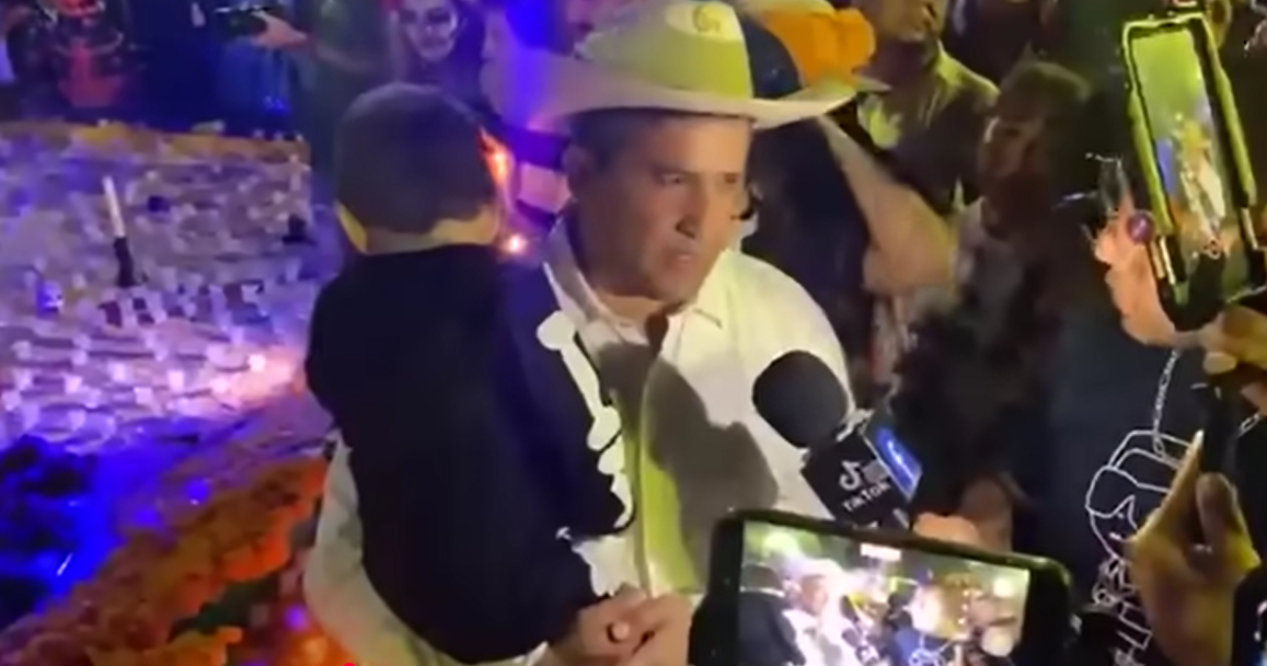 El alcalde de Uruapan, Carlos Manzo, junto a su hijo y rodeado de personas en el 18° Festival de las Velas | Fuente: YouTube/Aristegui Noticias