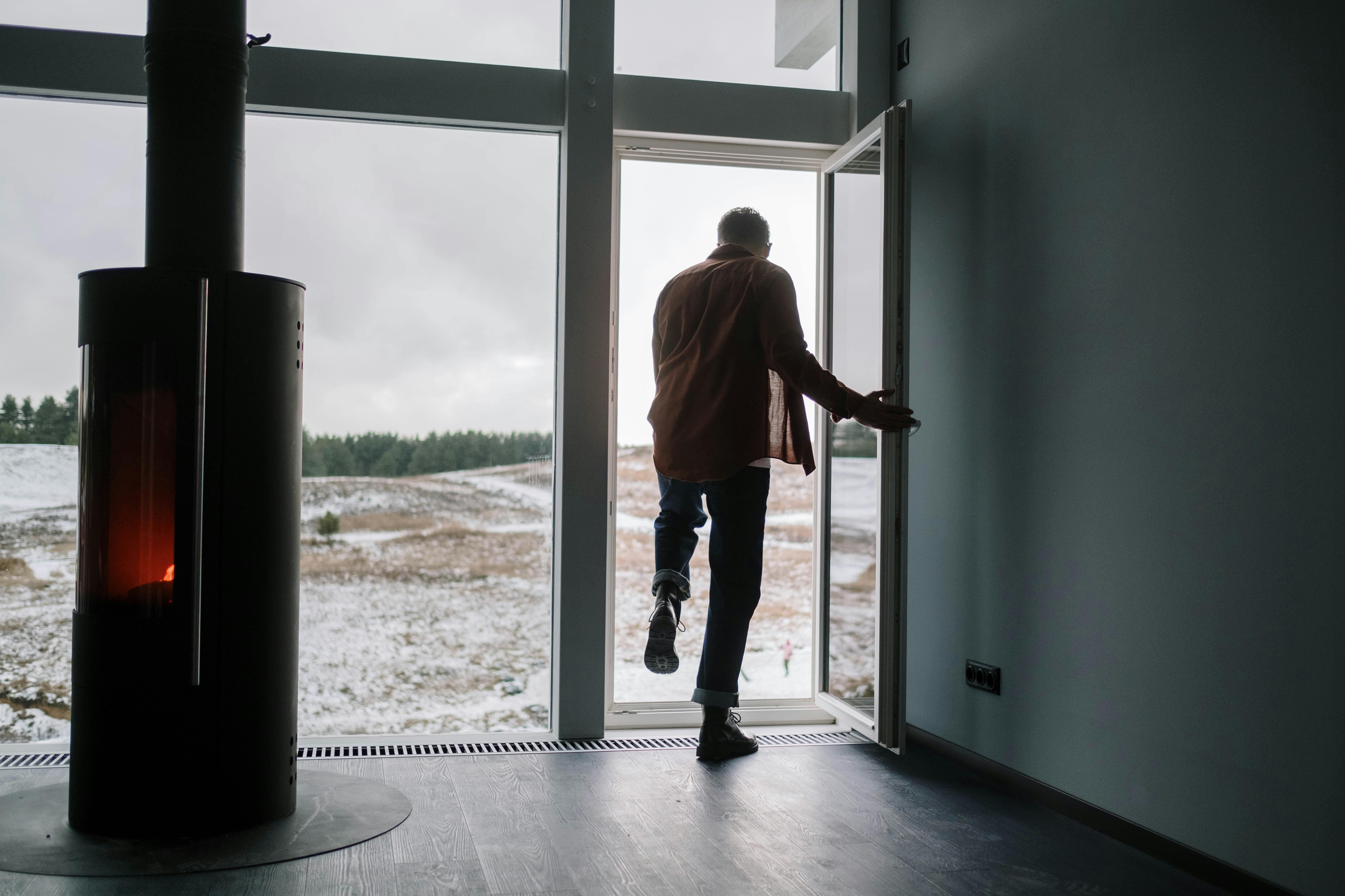 Un hombre saliendo de una casa | Fuente: Pexels