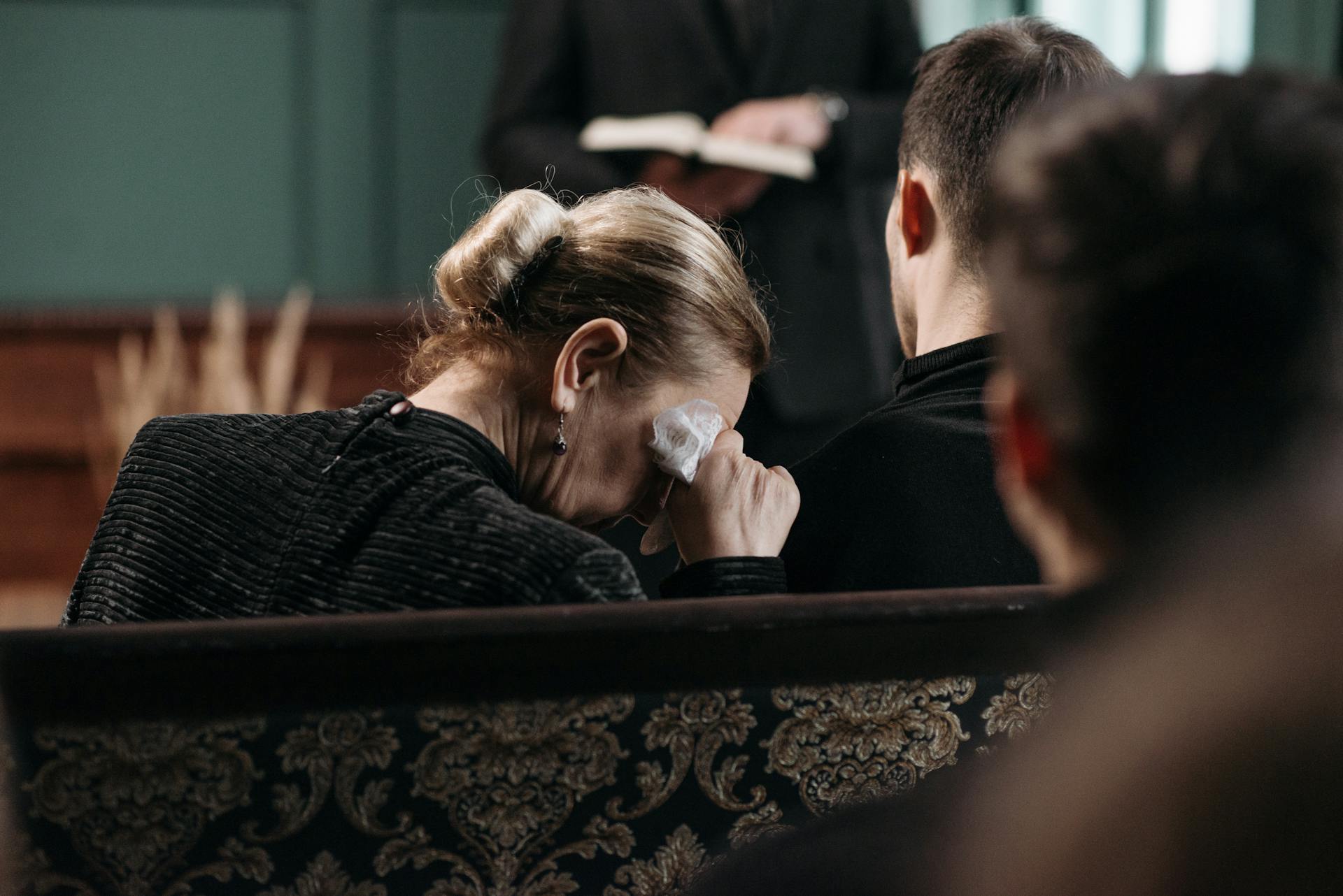 Gente reunida en un funeral | Fuente: Pexels