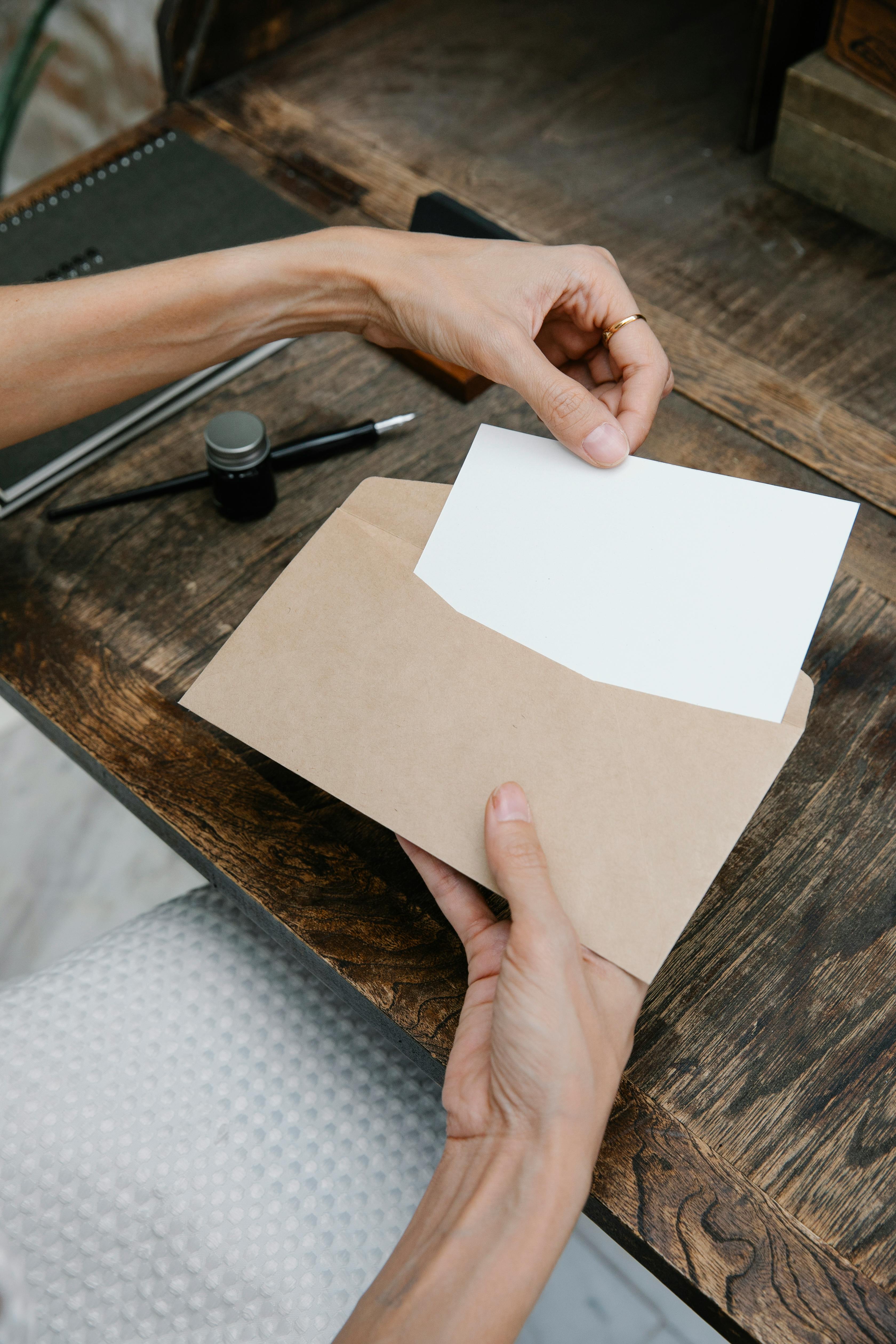 Una mujer con un sobre en la mano | Fuente: Pexels