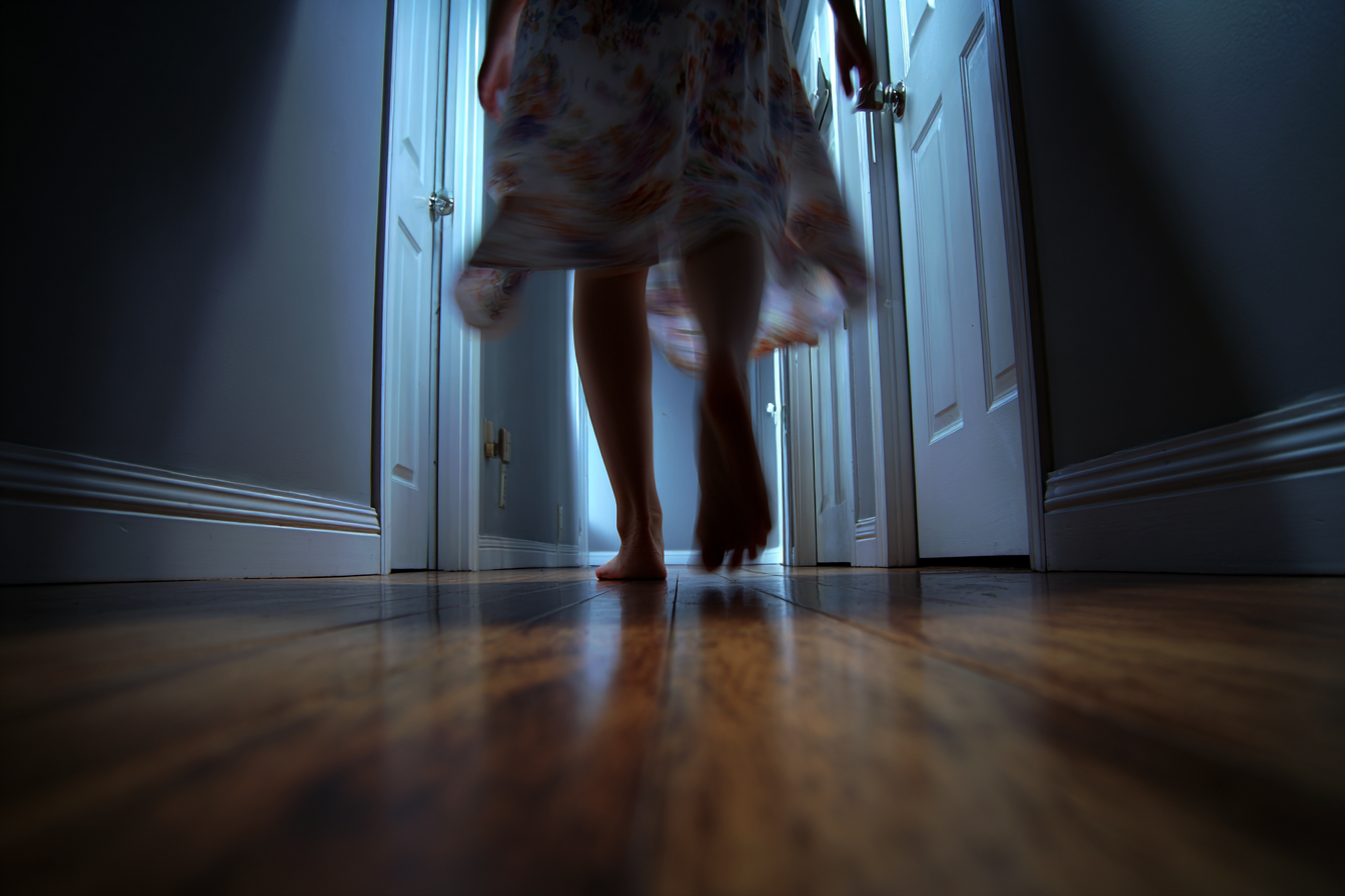 A woman running down the hallway | Source: Midjourney