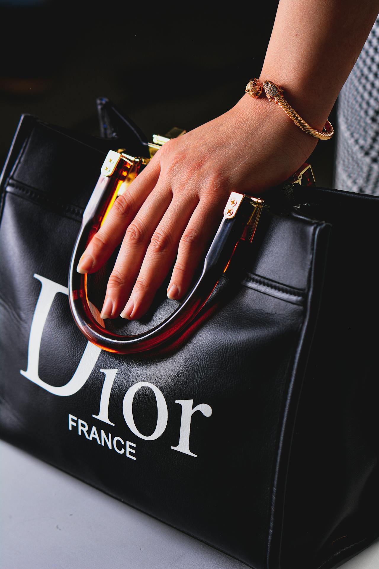 Una mujer sujetando su bolso | Fuente: Pexels