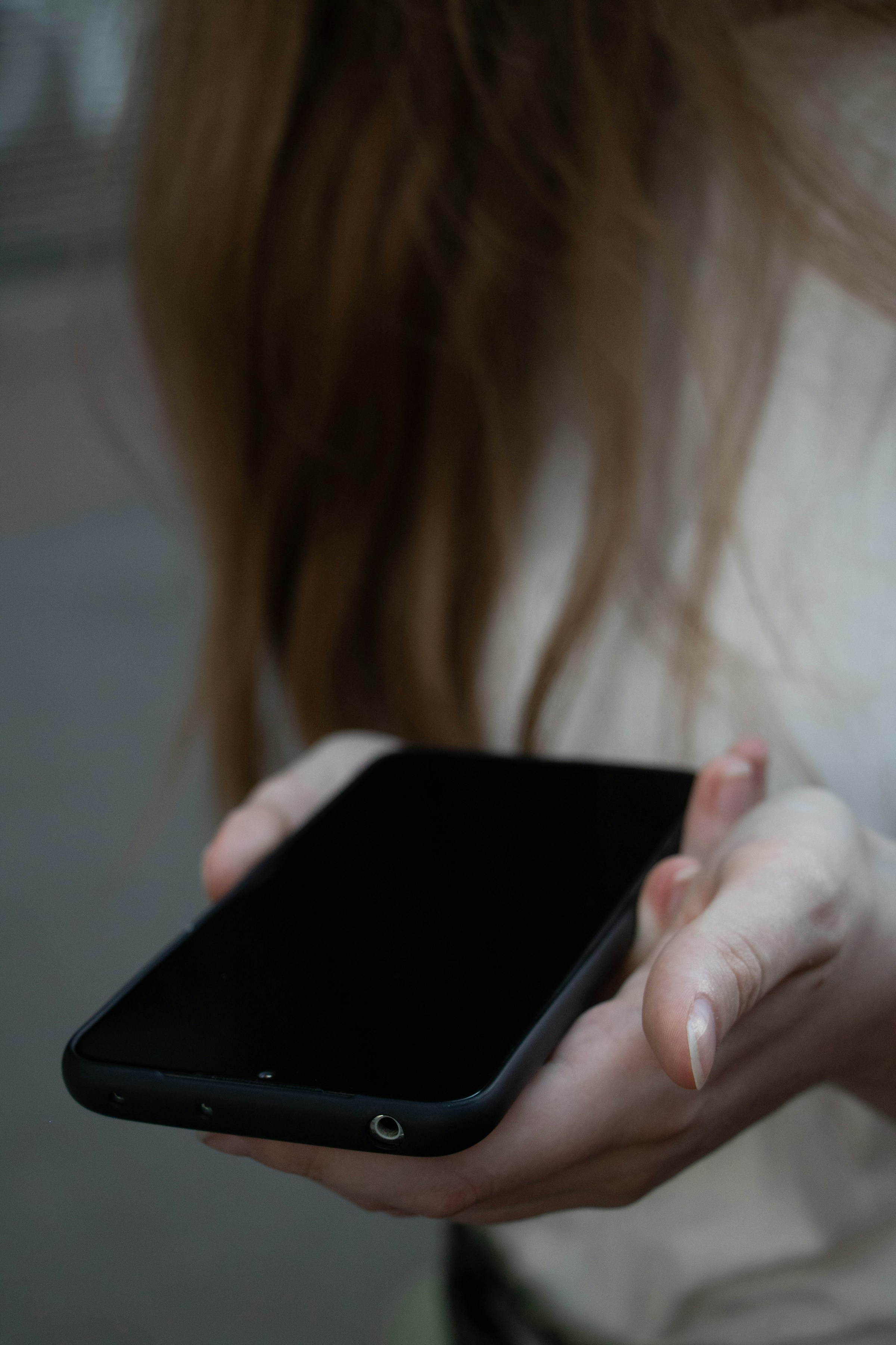 Una joven sosteniendo su teléfono | Fuente: Unsplash