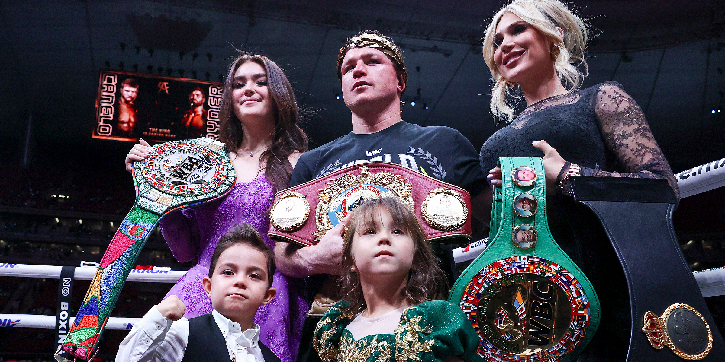 Saúl "Canelo" Álvarez posando junto a su familia | Fuente: Getty Images