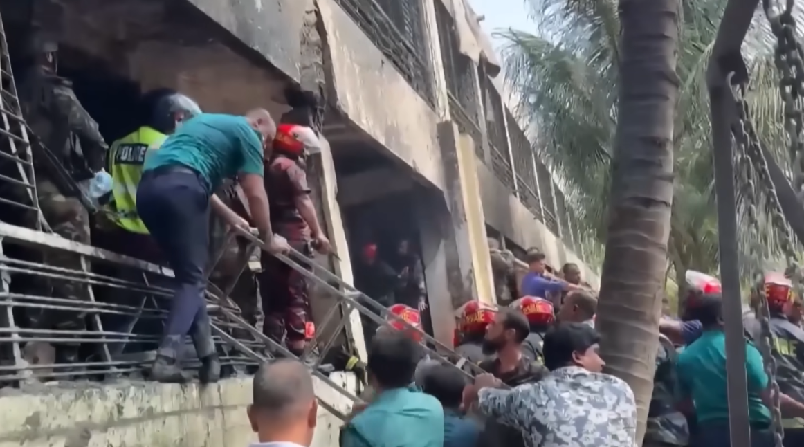 Labores de rescate y de control de daños tras el accidente. | Foto: YouTube/DW News