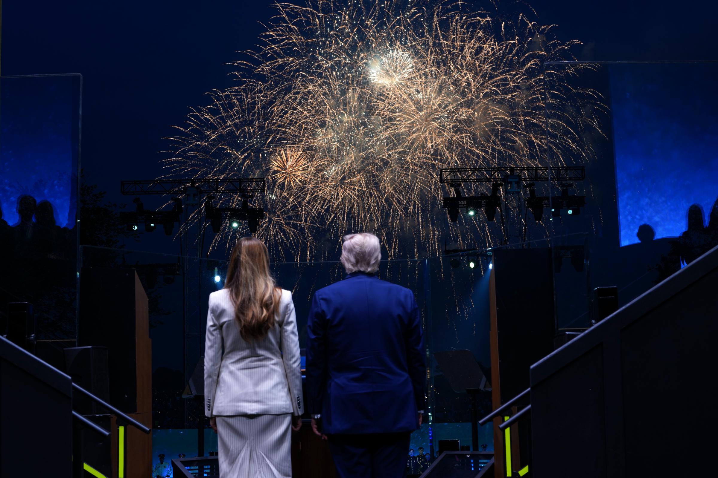 El presidente Donald Trump y la primera dama Melania Trump observan los fuegos artificiales durante la celebración del 250° aniversario del Ejército en el National Mall el 14 de junio de 2025 | Fuente: Getty Images