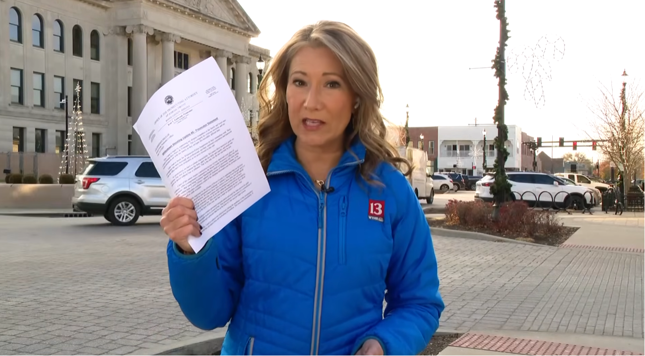 Una reportera analiza los documentos disponibles sobre el caso | Fuente: YouTube/WTHR