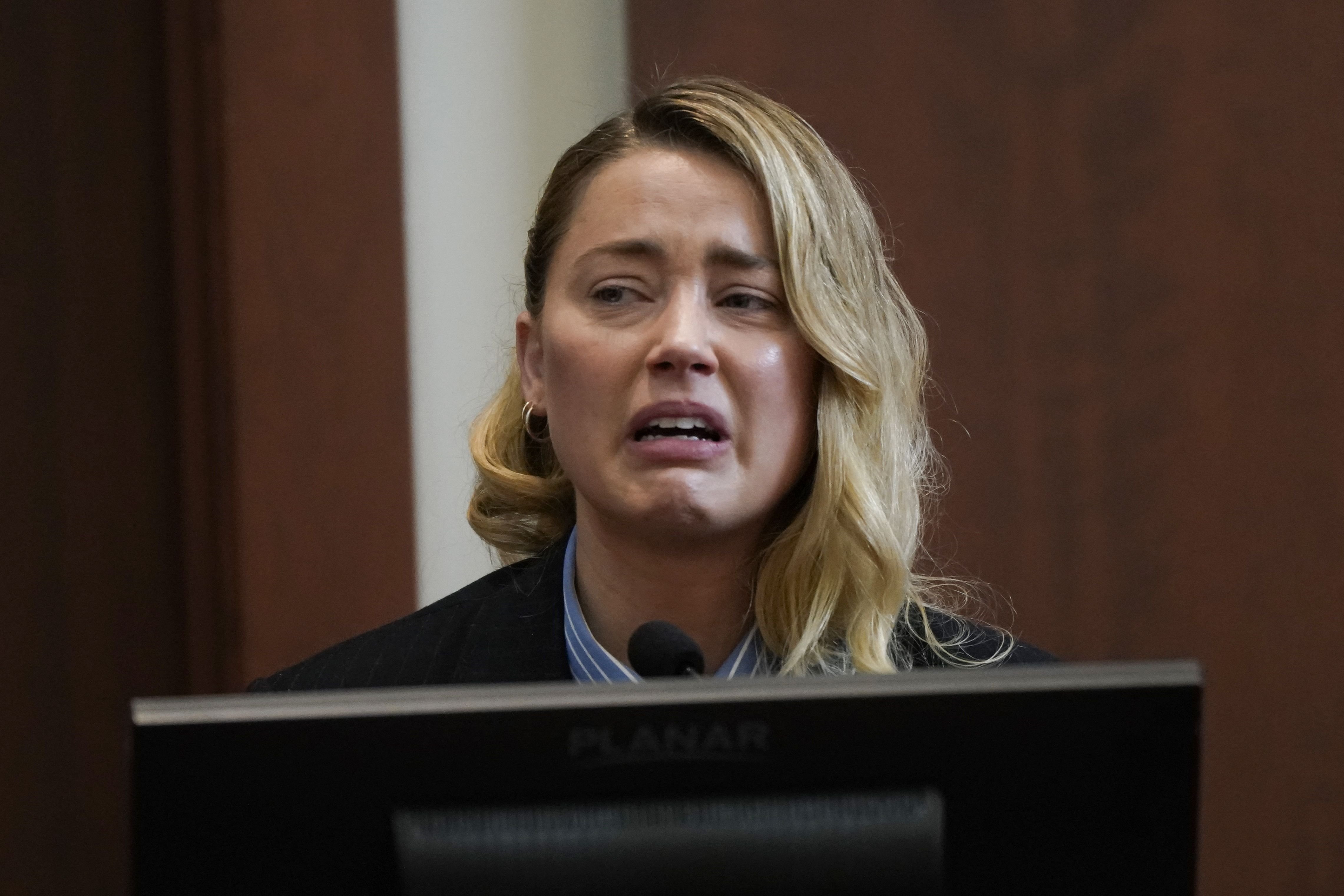 Amber Heard testifica en el Tribunal de Circuito del Condado de Fairfax durante un caso de difamación contra Johnny Depp el 4 de mayo de 2022 | Fuente: Getty Images