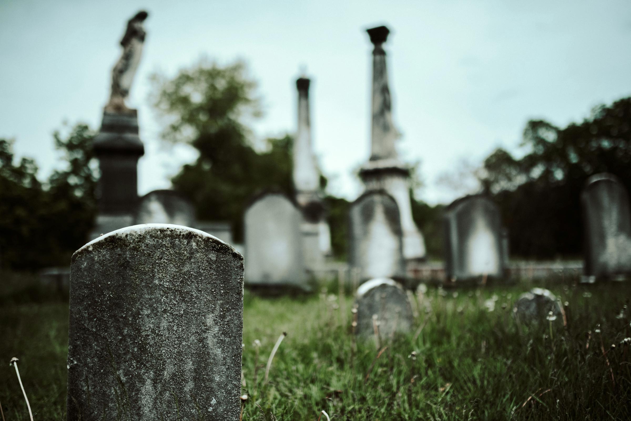 Lápidas en un cementerio | Fuente: Unsplash