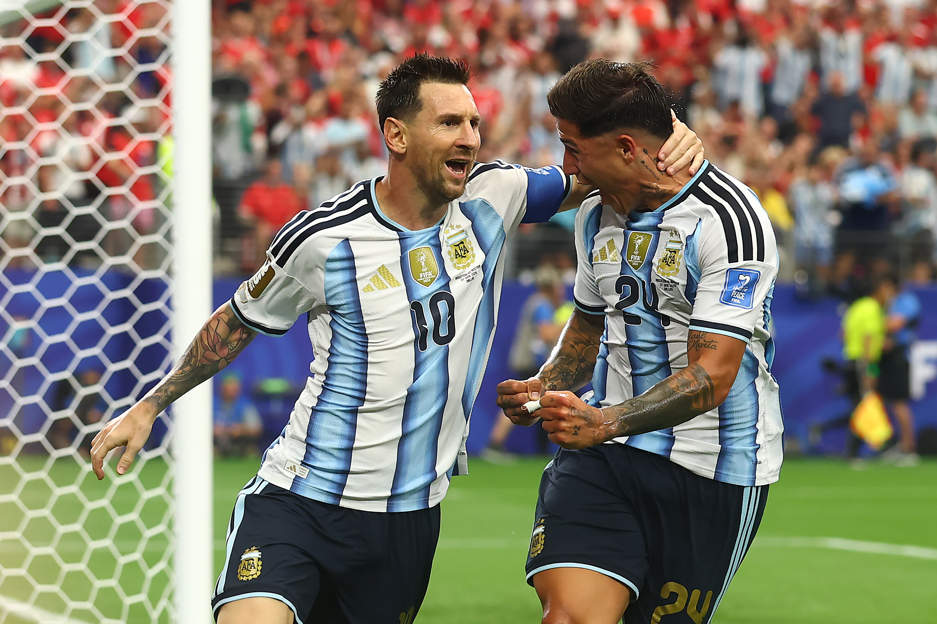 Lionel Messi de Argentina celebra un gol que puso el marcador 1-0 con Enzo Fernández durante el partido del Grupo J de la Copa Mundial de la FIFA 2026 entre Argentina y Austria en el Estadio de Dallas el 22 de junio de 2026 en Dallas, Estados Unidos. | Fuente: Getty Images