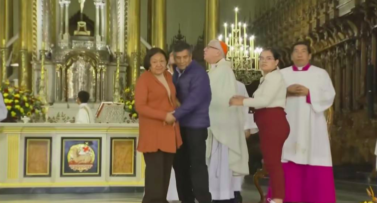 El altar al momento del terremoto en la Catedral de Lima. | Foto: TikTok/@foxnews