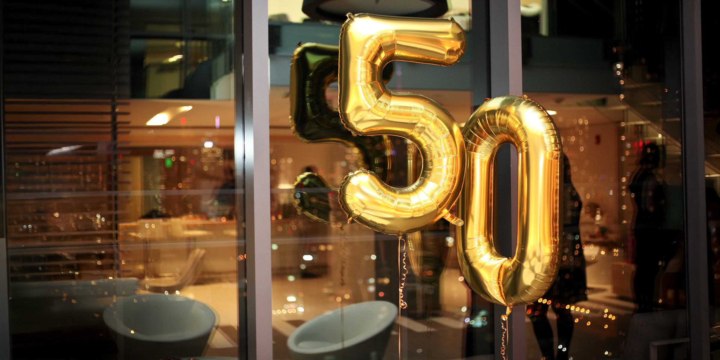 Globos con forma del número 50 | Fuente: Shutterstock