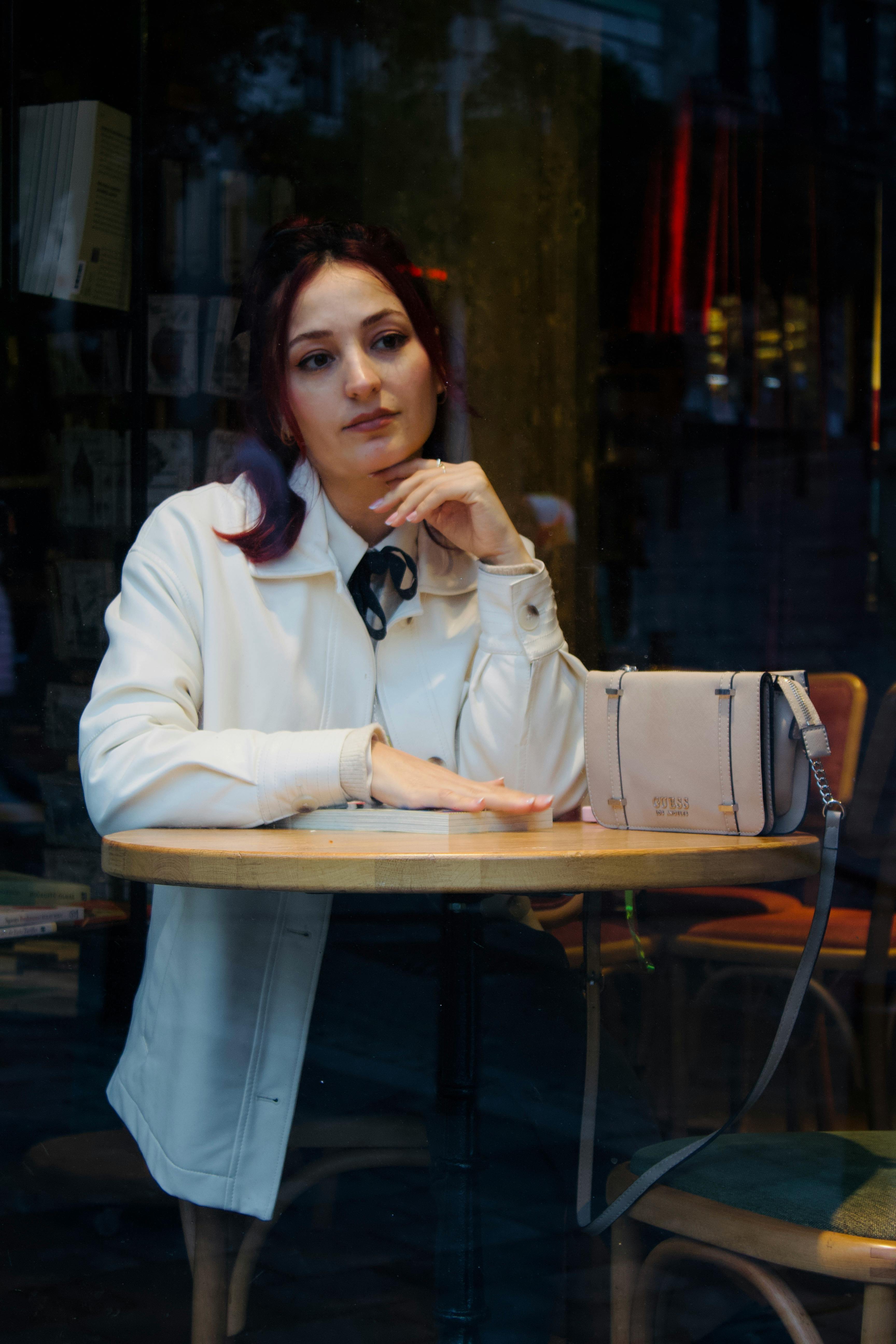 Una mujer sentada en una cafetería | Fuente: Pexels