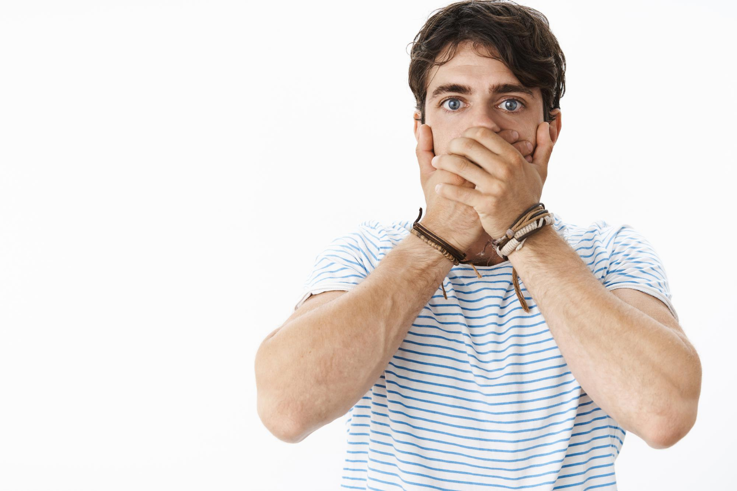 Un hombre ansioso sacudido hasta la médula | Fuente: Freepik