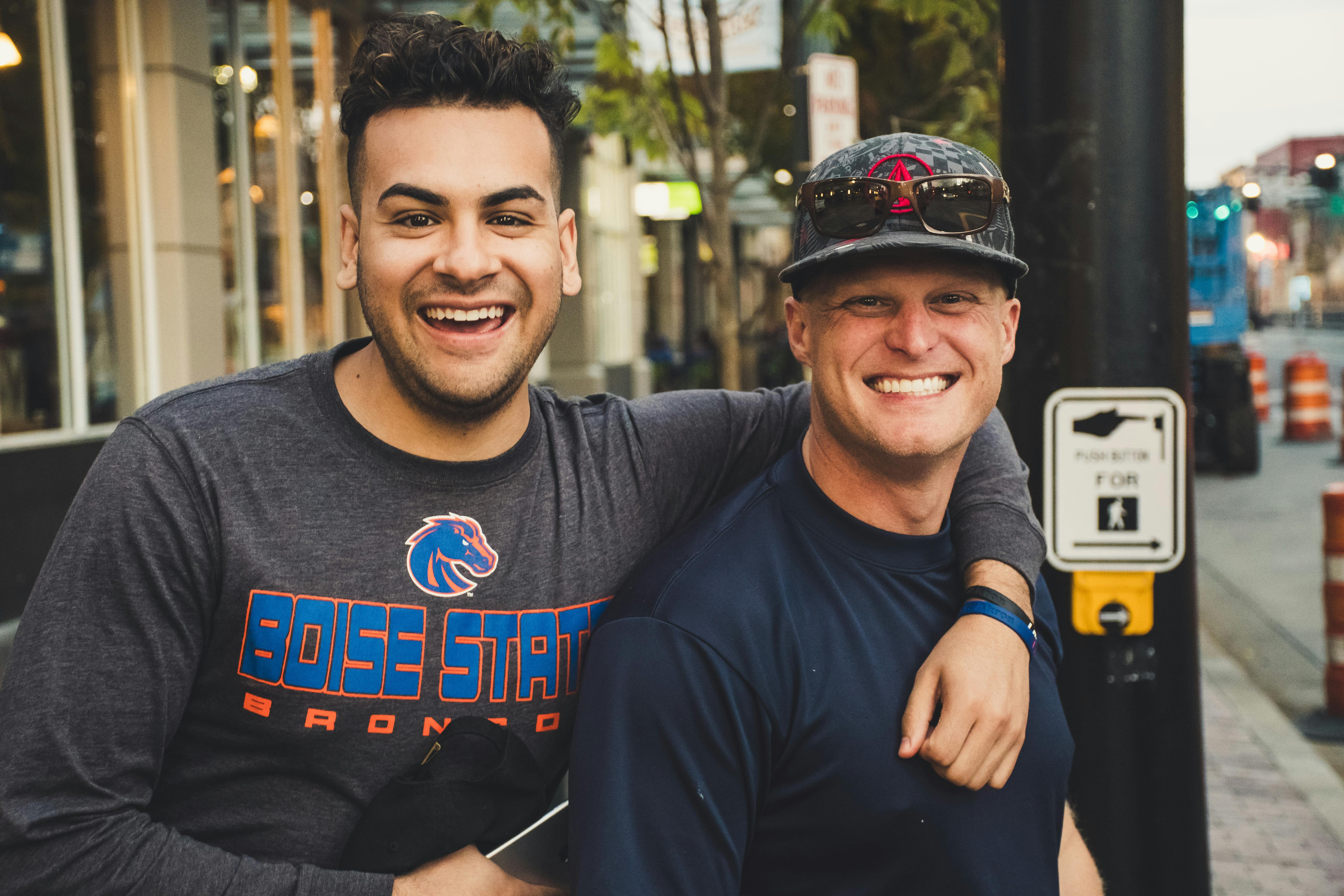 Dos hombres felices | Fuente: Pexels